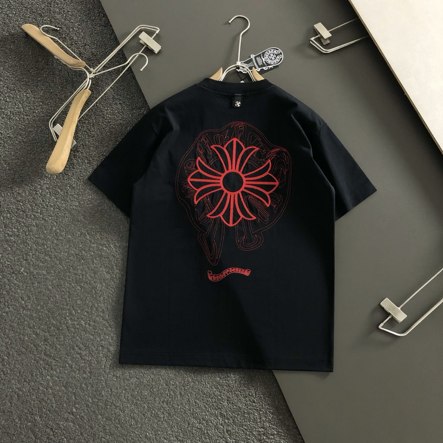 Ch*合身版型S-Xl25早春最新重工十字梵文刺绣前后幅对应logo 融合高工艺重磅短袖，高端品质专柜原