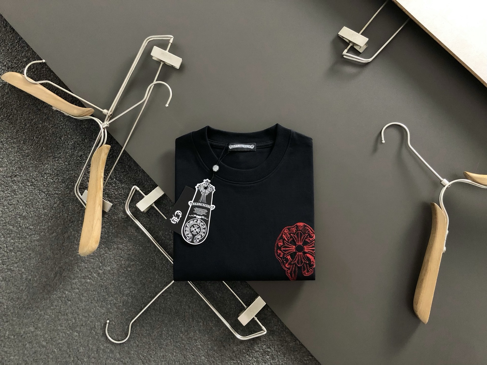 Ch*合身版型S-Xl25早春最新重工十字梵文刺绣前后幅对应logo 融合高工艺重磅短袖，高端品质专柜原