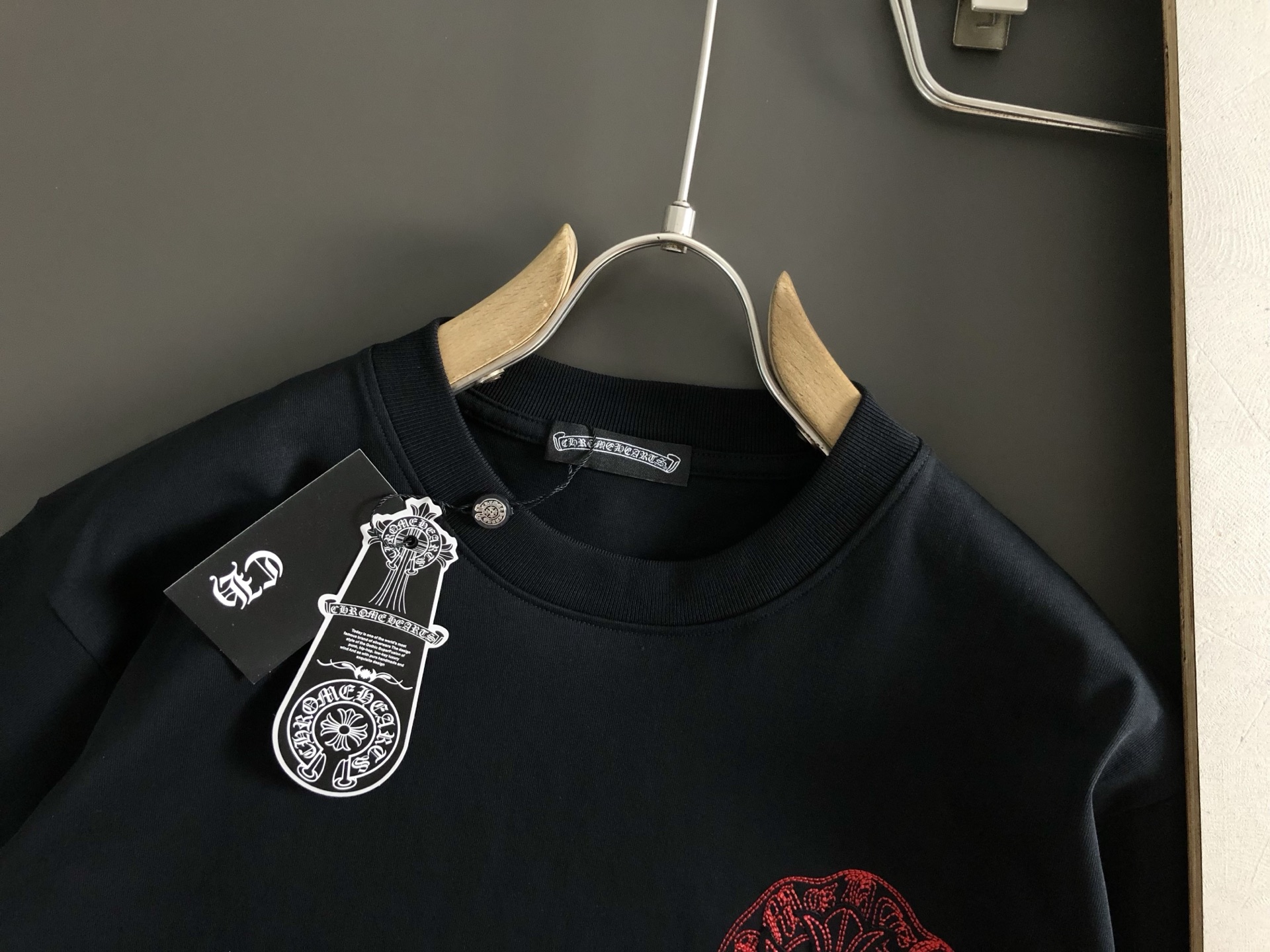 Ch*合身版型S-Xl25早春最新重工十字梵文刺绣前后幅对应logo 融合高工艺重磅短袖，高端品质专柜原