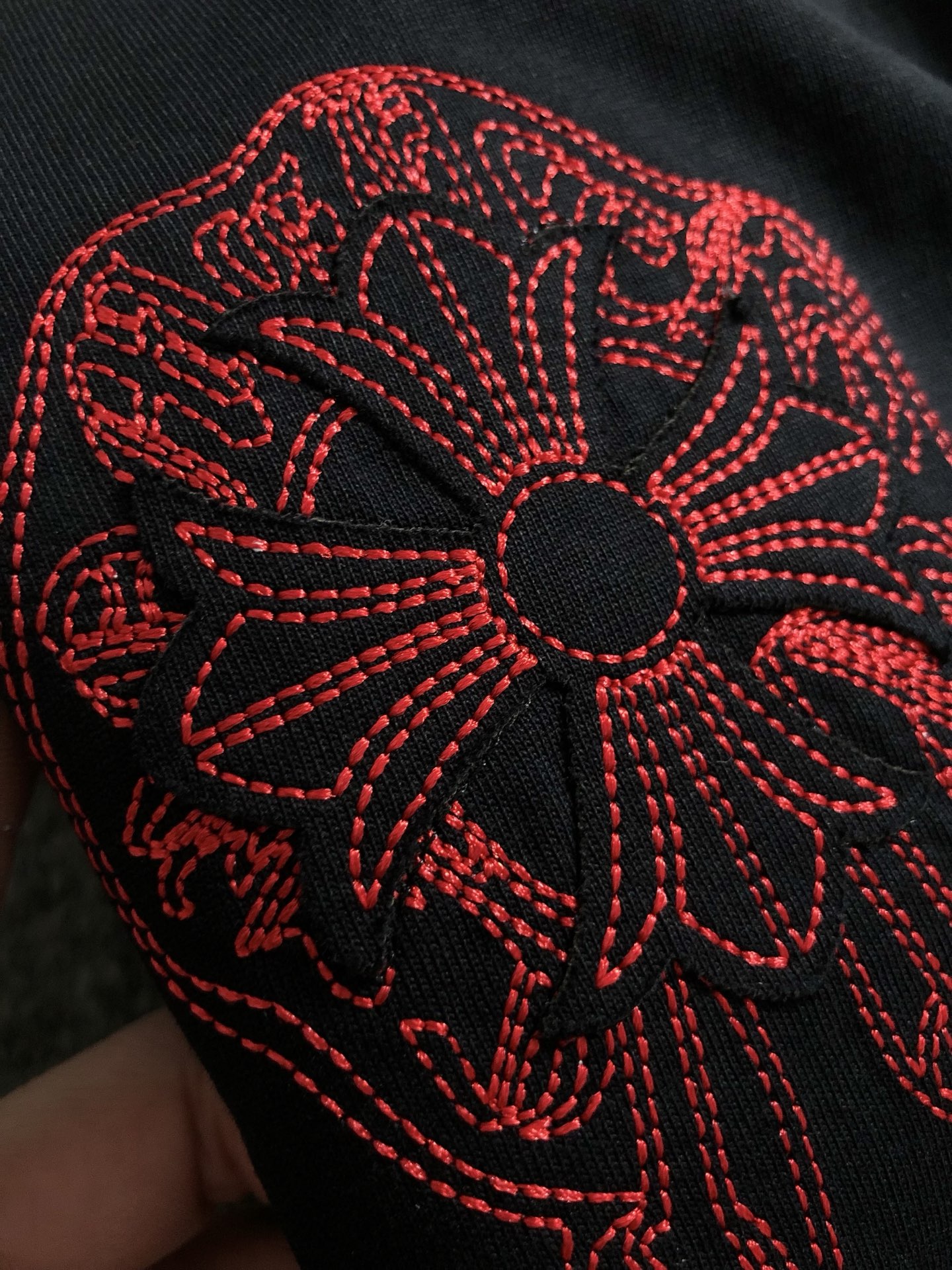 Ch*合身版型S-Xl25早春最新重工十字梵文刺绣前后幅对应logo 融合高工艺重磅短袖，高端品质专柜原