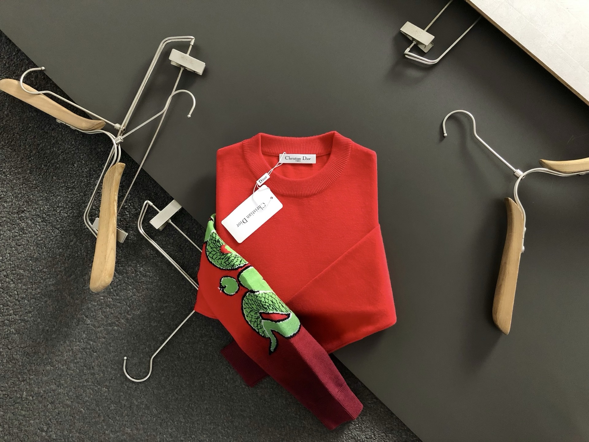 Dir*合身版型M-XXXL2024秋冬红色新款扎染渐变蛇年卡通提花圆领针织羊毛衫，精致工艺专柜面料，顶