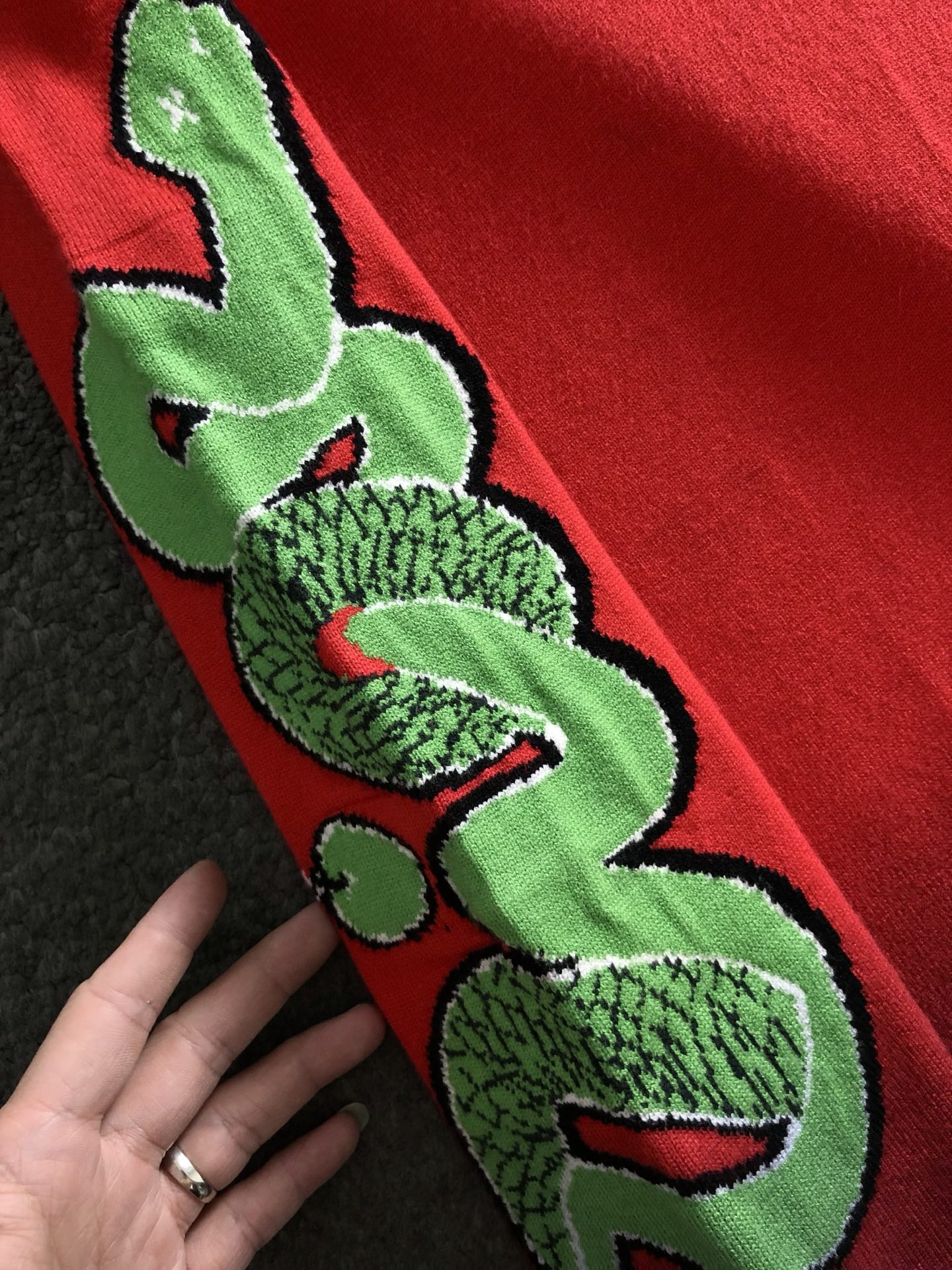 Dir*合身版型M-XXXL2024秋冬红色新款扎染渐变蛇年卡通提花圆领针织羊毛衫，精致工艺专柜面料，顶