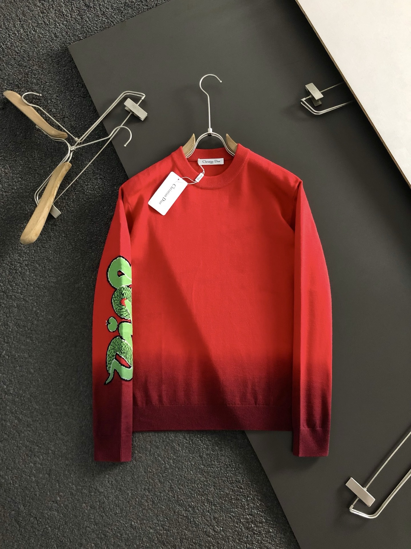 Dir*合身版型M-XXXL2024秋冬红色新款扎染渐变蛇年卡通提花圆领针织羊毛衫，精致工艺专柜面料，顶