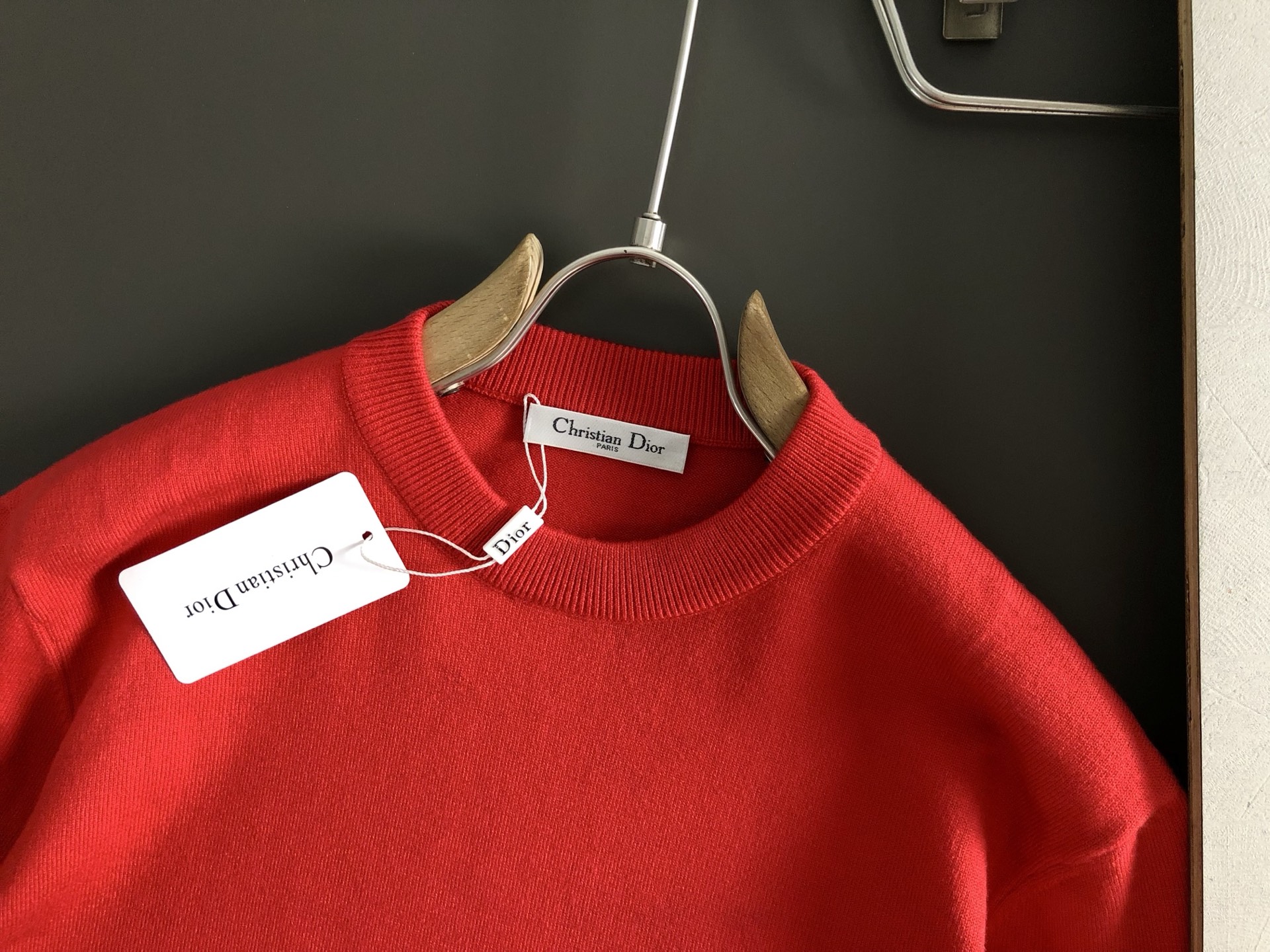 Dir*合身版型M-XXXL2024秋冬红色新款扎染渐变蛇年卡通提花圆领针织羊毛衫，精致工艺专柜面料，顶