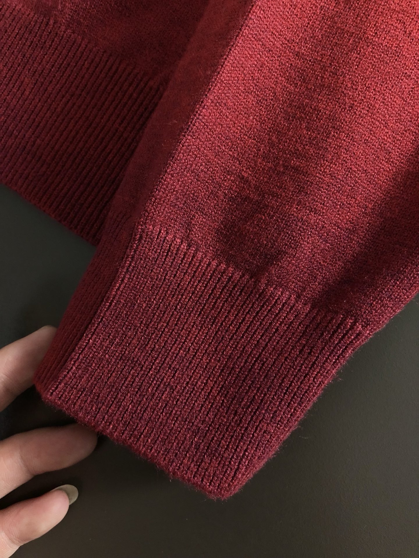 Dir*合身版型M-XXXL2024秋冬红色新款扎染渐变蛇年卡通提花圆领针织羊毛衫，精致工艺专柜面料，顶