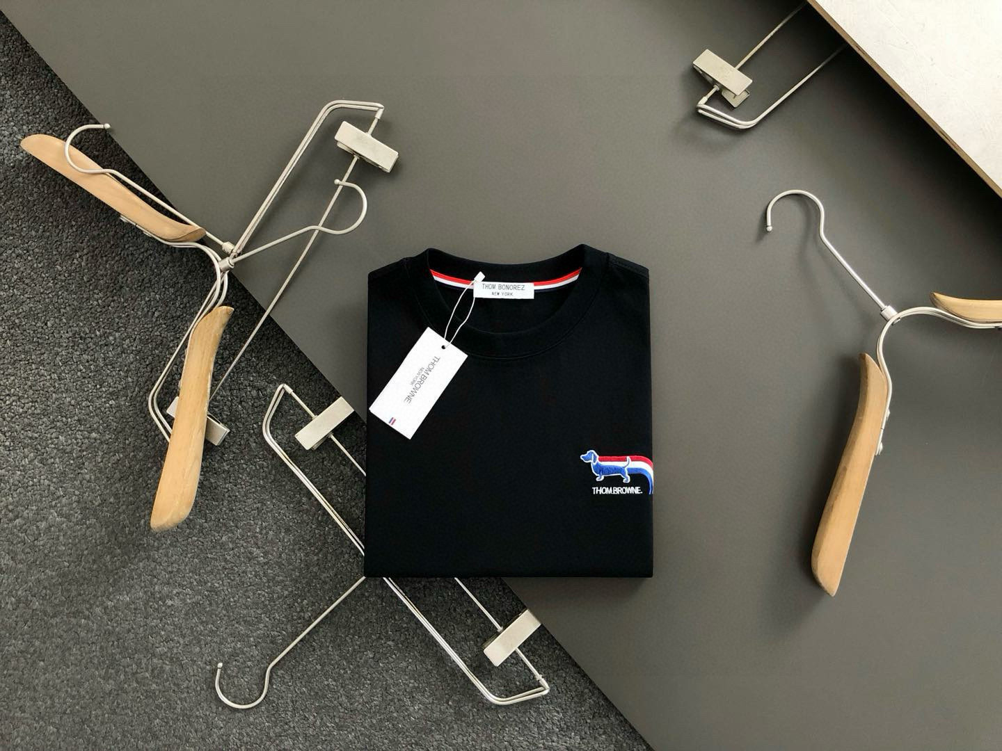 Tb**合身版型M-XXXL25春夏顶级白色经典款刺绣卡通字母融合后幅贴标logo经典短袖，精致工艺专柜