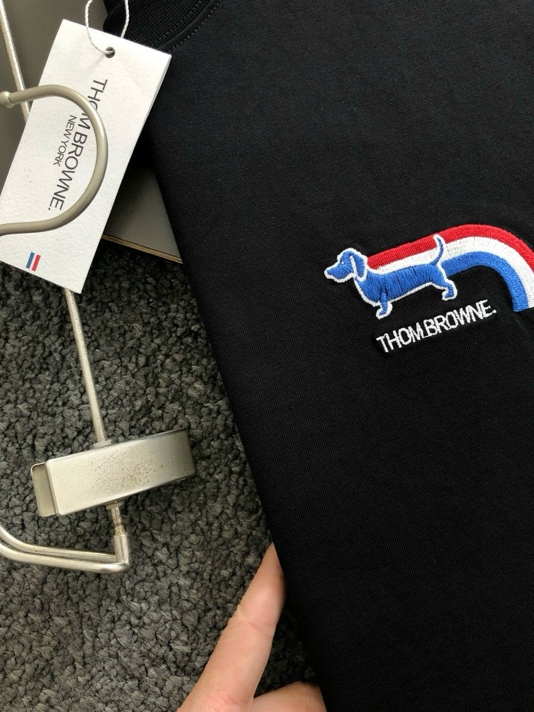 Tb**合身版型M-XXXL25春夏顶级白色经典款刺绣卡通字母融合后幅贴标logo经典短袖，精致工艺专柜