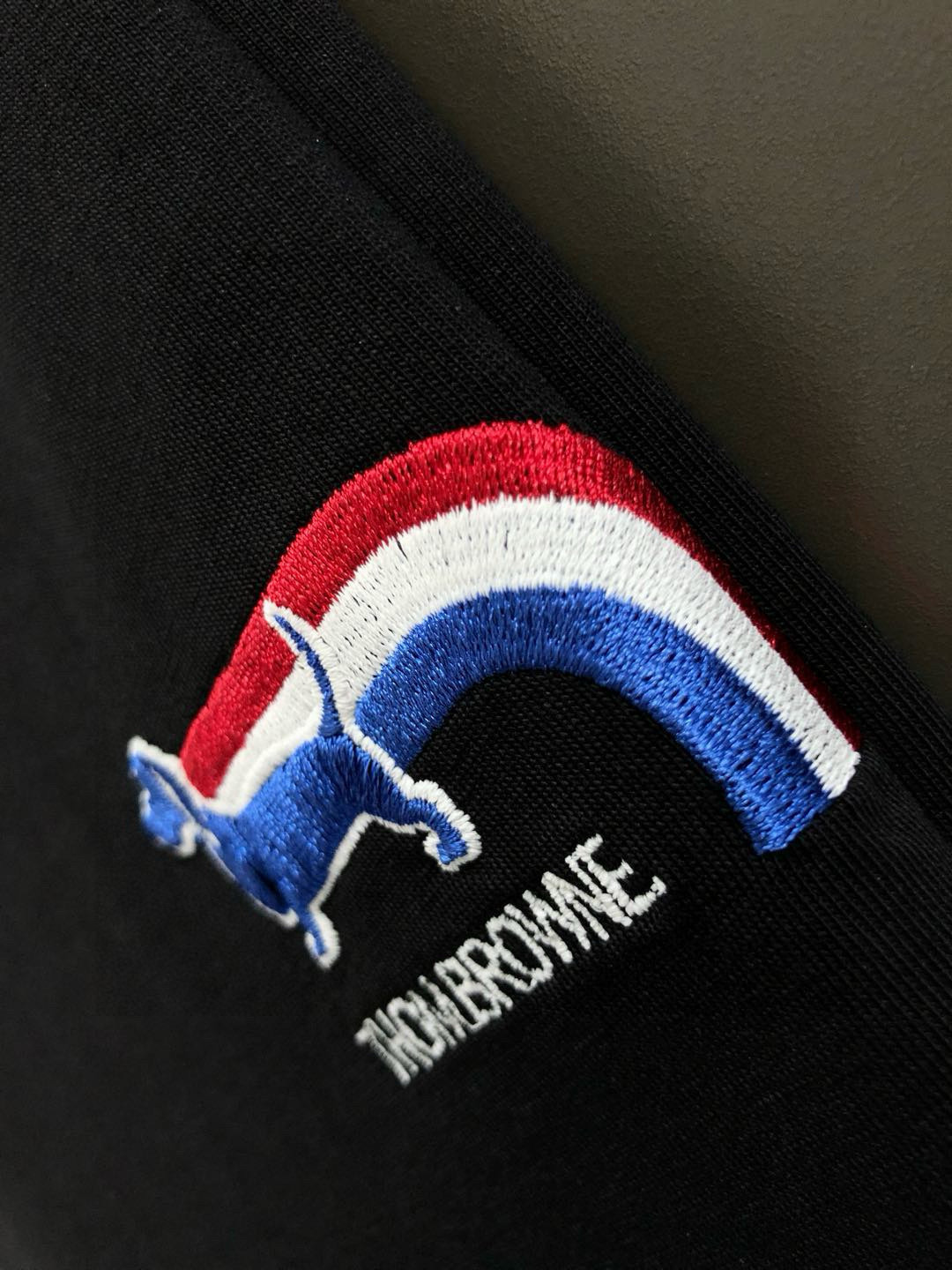 Tb**合身版型M-XXXL25春夏顶级白色经典款刺绣卡通字母融合后幅贴标logo经典短袖，精致工艺专柜