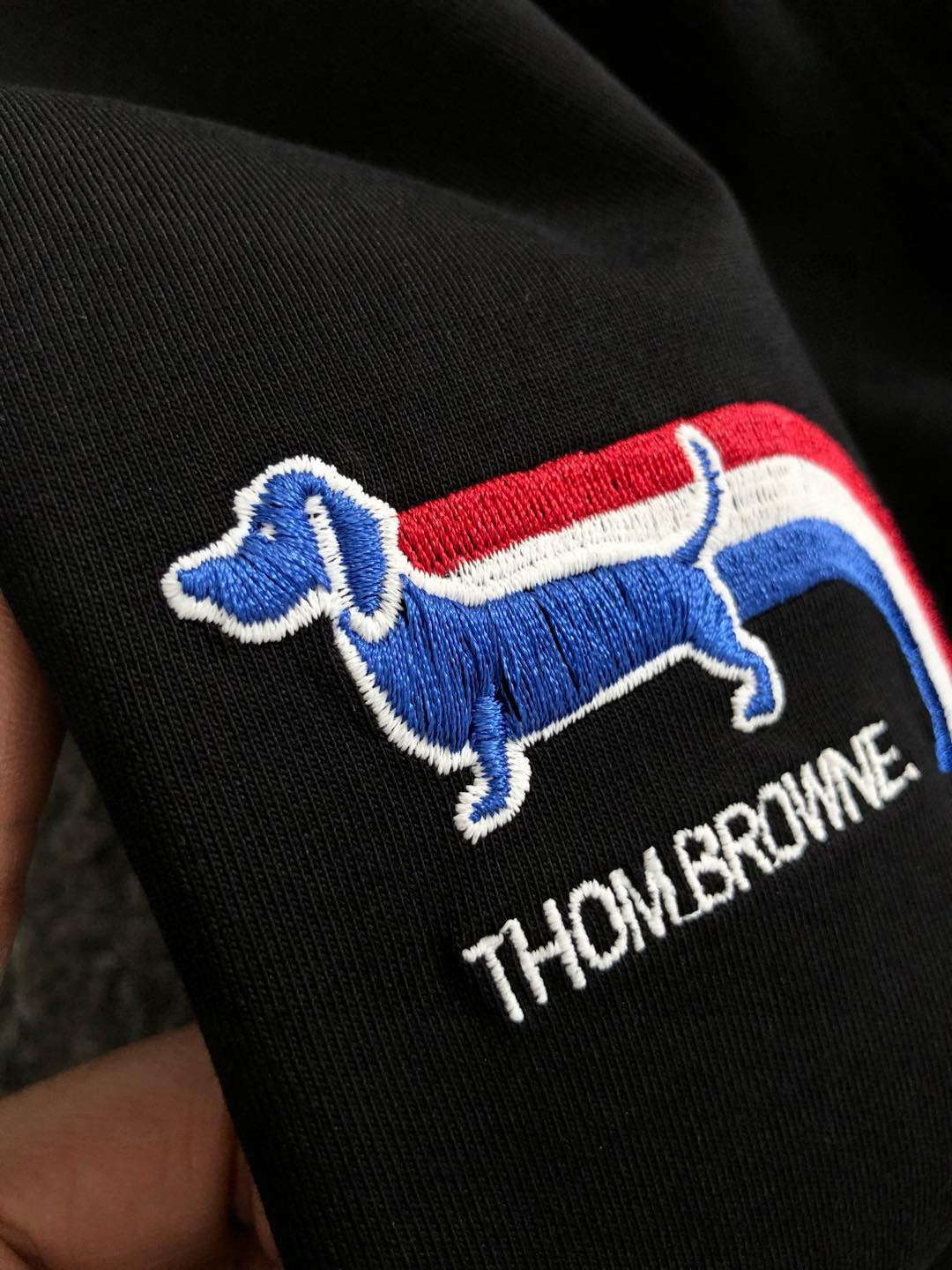 Tb**合身版型M-XXXL25春夏顶级白色经典款刺绣卡通字母融合后幅贴标logo经典短袖，精致工艺专柜