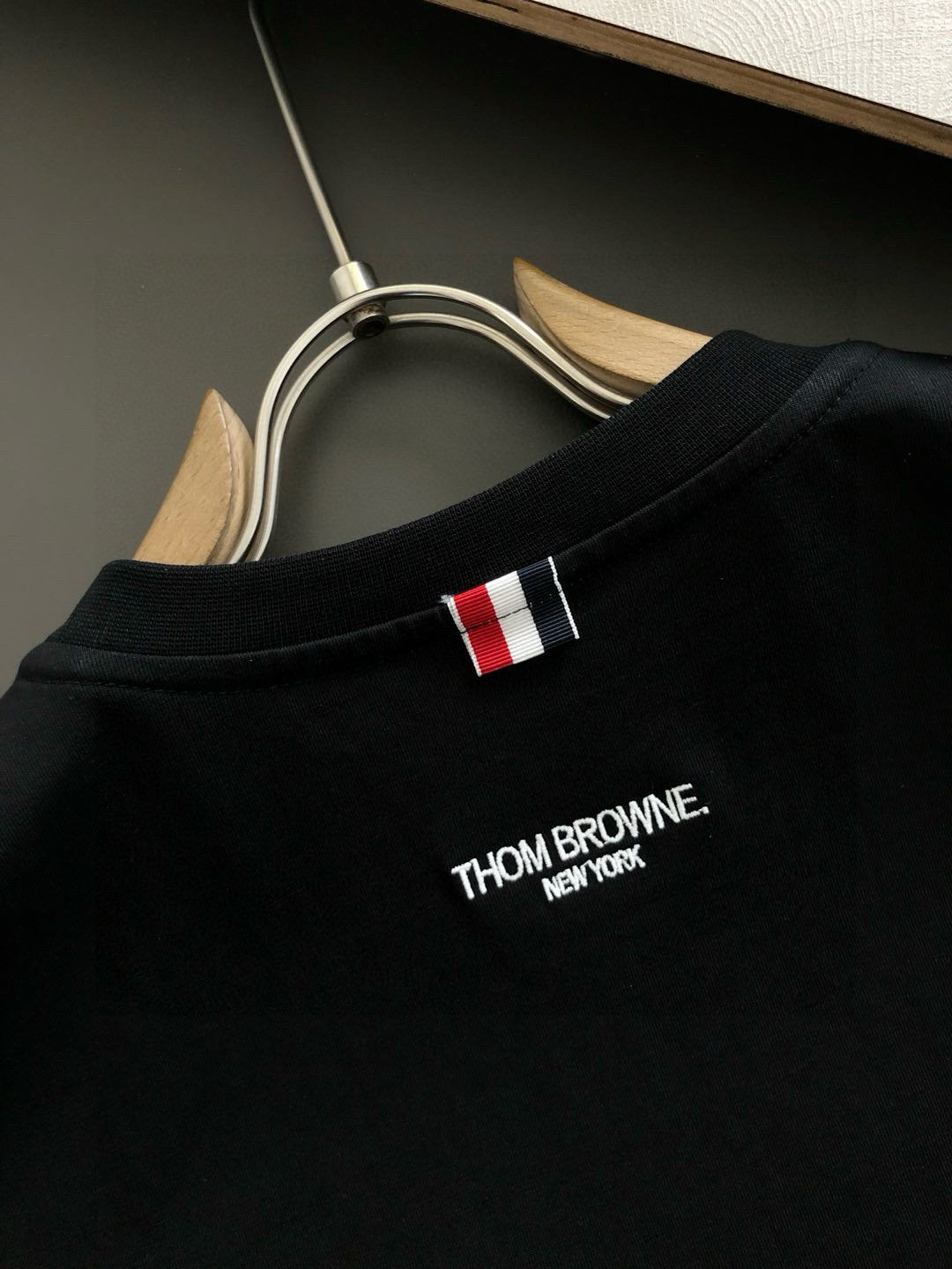 Tb**合身版型M-XXXL25春夏顶级白色经典款刺绣卡通字母融合后幅贴标logo经典短袖，精致工艺专柜