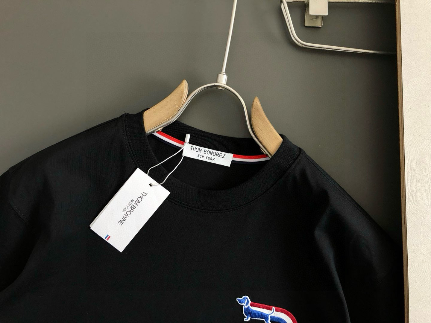 Tb**合身版型M-XXXL25春夏顶级白色经典款刺绣卡通字母融合后幅贴标logo经典短袖，精致工艺专柜