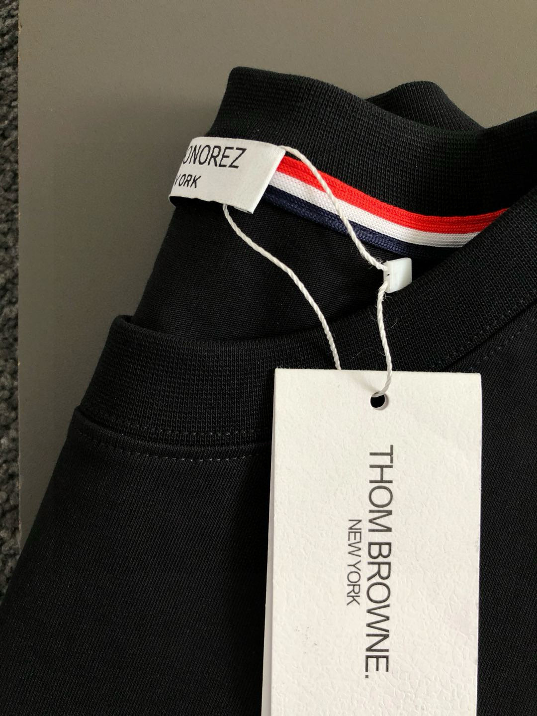 Tb**合身版型M-XXXL25春夏顶级白色经典款刺绣卡通字母融合后幅贴标logo经典短袖，精致工艺专柜