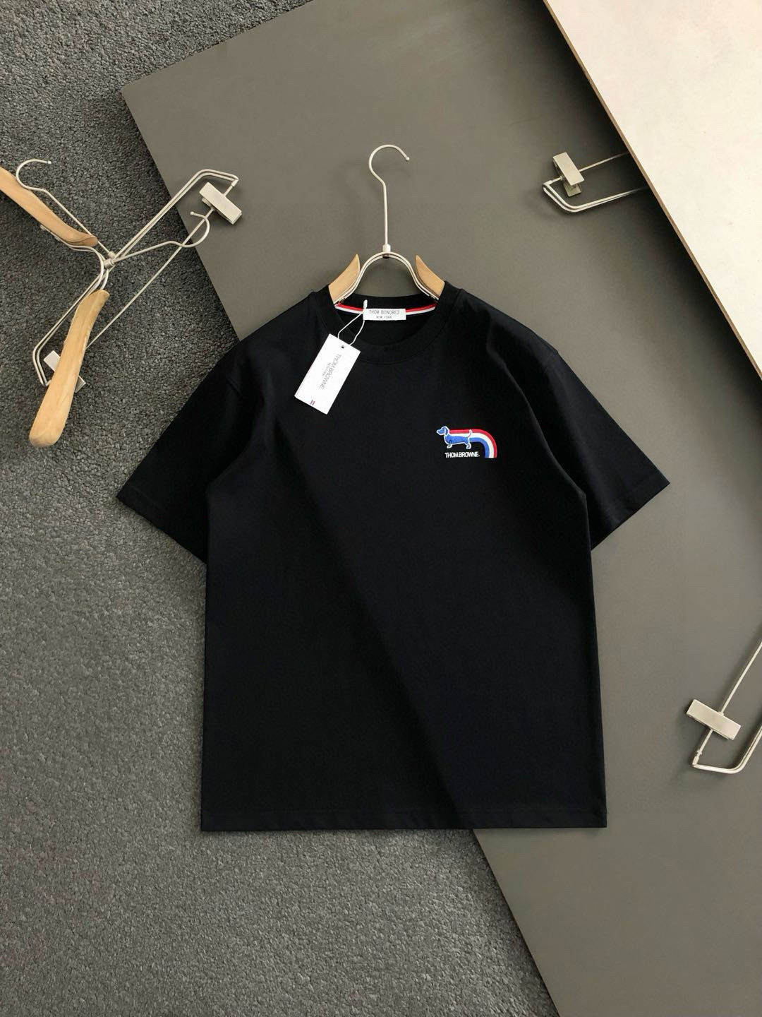 Tb**合身版型M-XXXL25春夏顶级白色经典款刺绣卡通字母融合后幅贴标logo经典短袖，精致工艺专柜