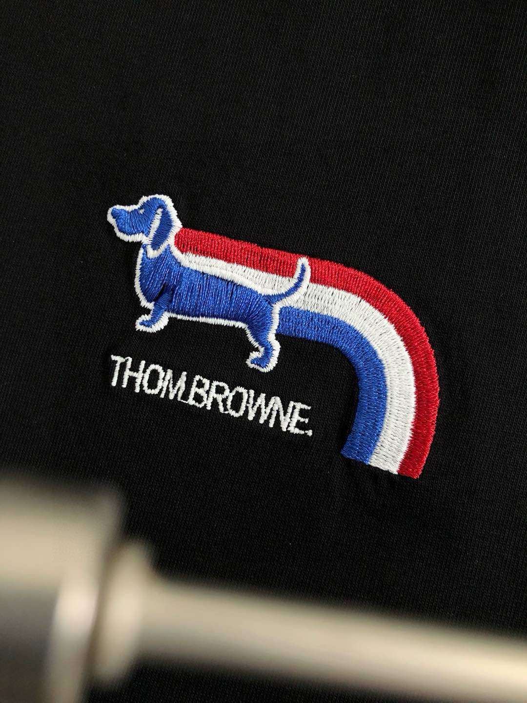 Tb**合身版型M-XXXL25春夏顶级白色经典款刺绣卡通字母融合后幅贴标logo经典短袖，精致工艺专柜