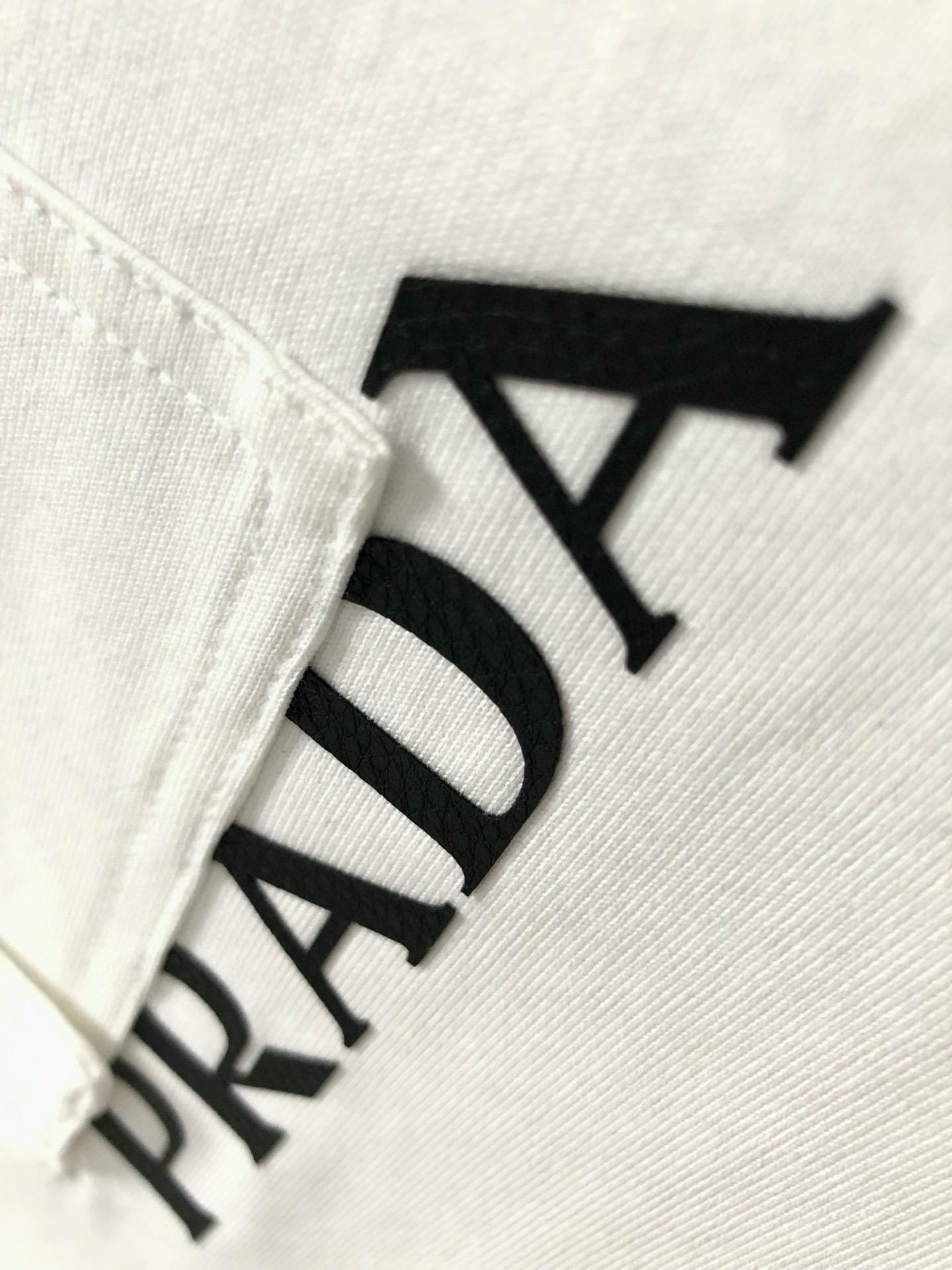 Prad*微宽版型M-XXXL25春夏顶级白色口袋款字母贴皮融合金属三角标重磅经典短袖，精致工艺专柜面料