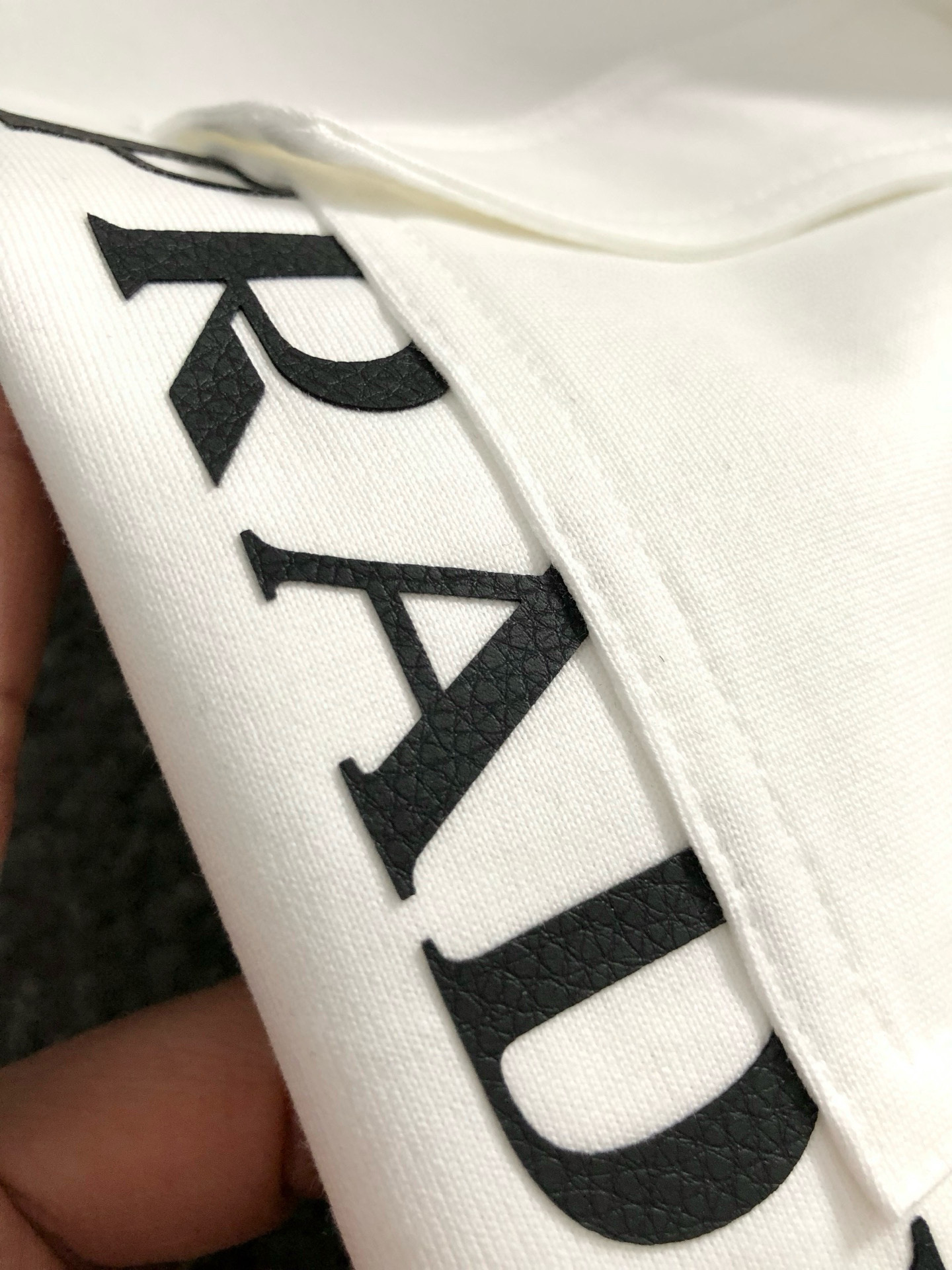 Prad*微宽版型M-XXXL25春夏顶级白色口袋款字母贴皮融合金属三角标重磅经典短袖，精致工艺专柜面料