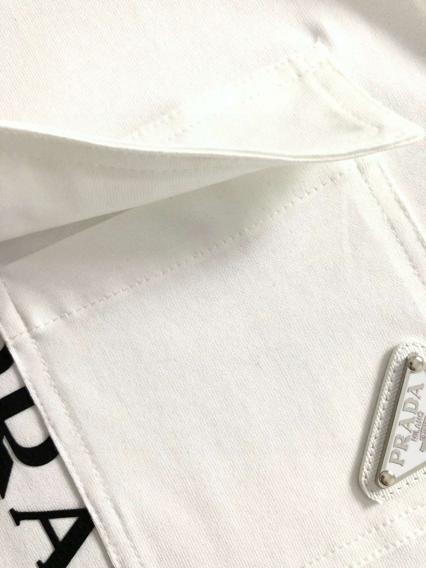 Prad*微宽版型M-XXXL25春夏顶级白色口袋款字母贴皮融合金属三角标重磅经典短袖，精致工艺专柜面料