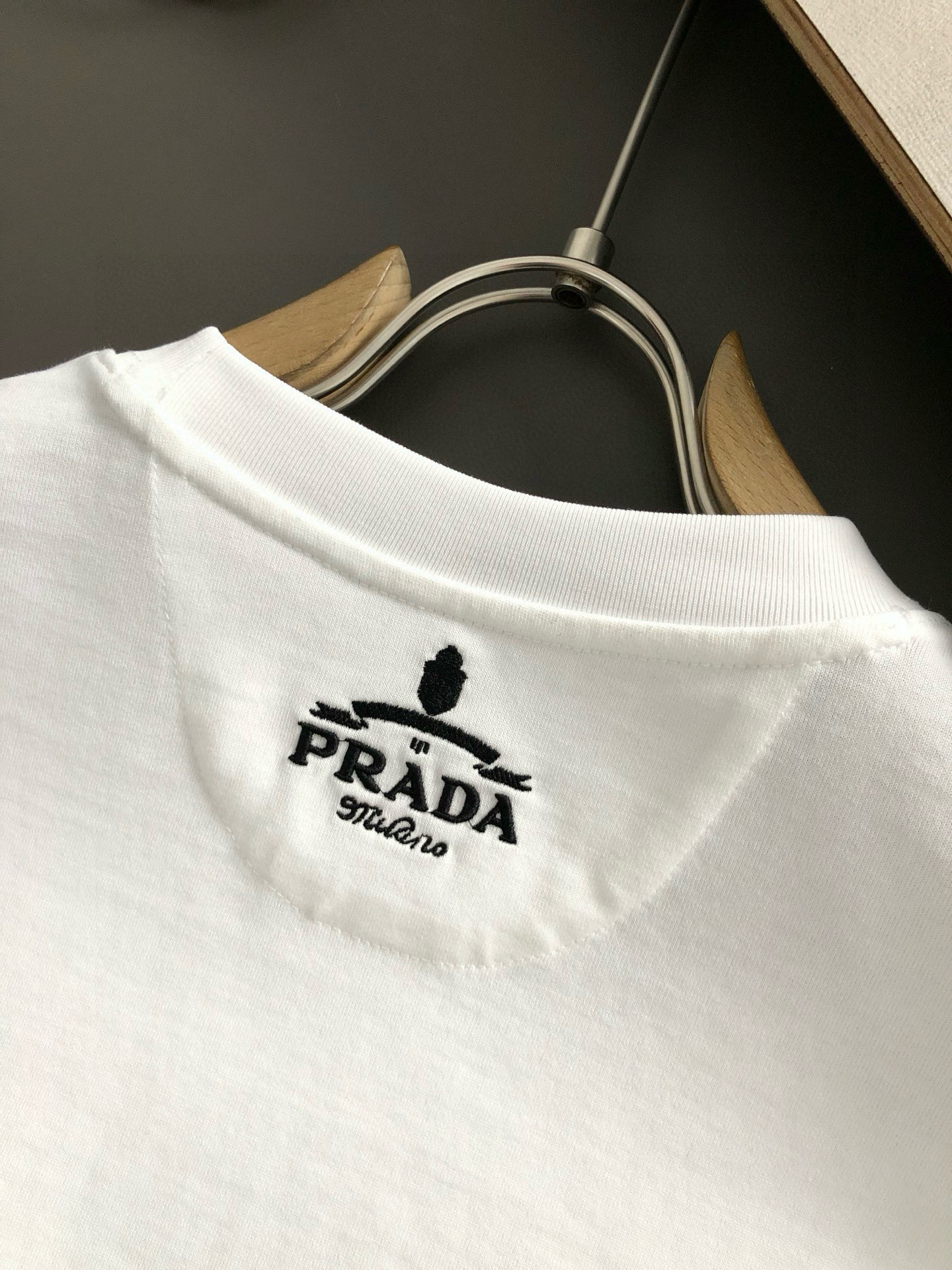 Prad*微宽版型M-XXXL25春夏顶级白色口袋款字母贴皮融合金属三角标重磅经典短袖，精致工艺专柜面料