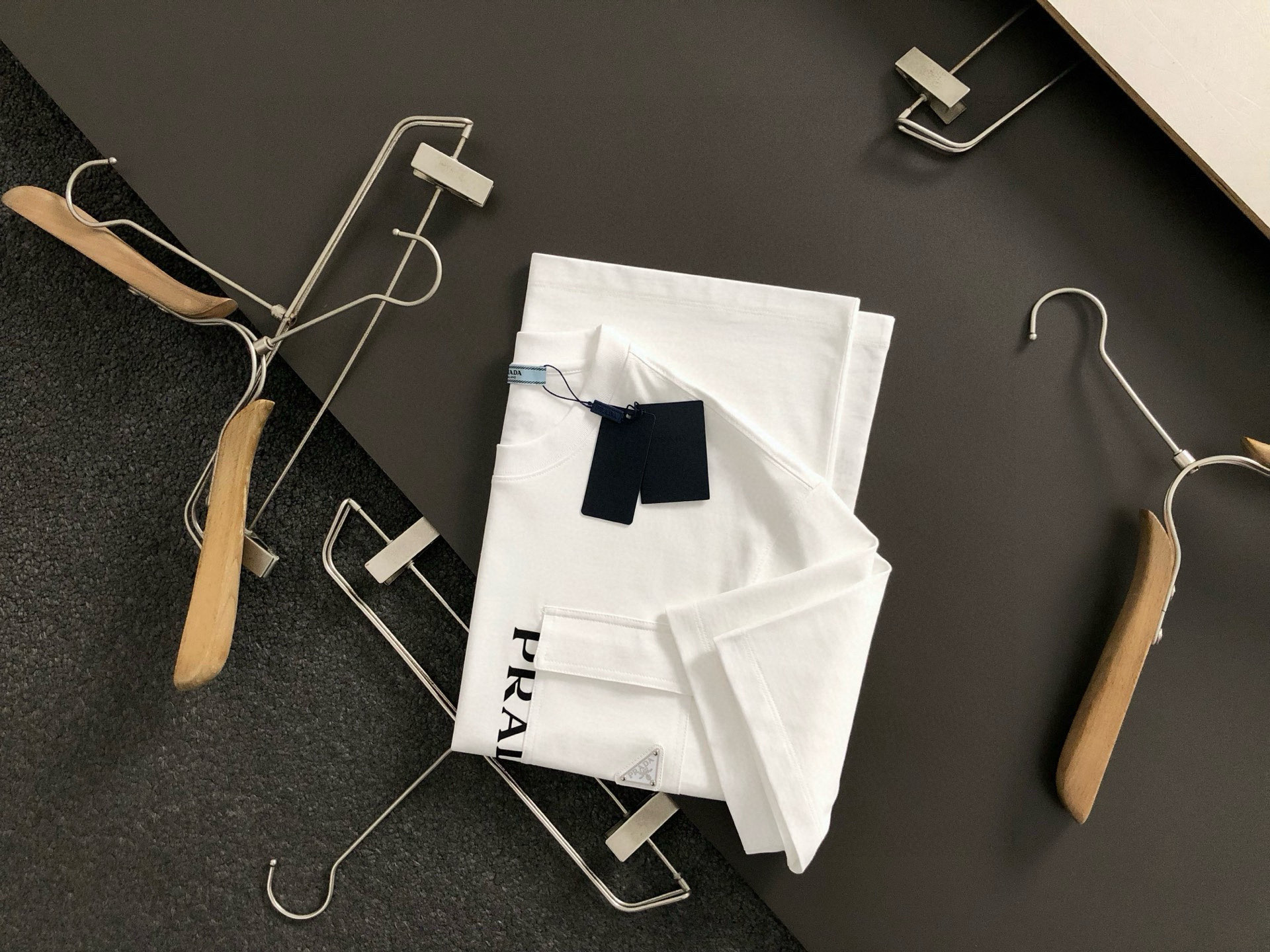 Prad*微宽版型M-XXXL25春夏顶级白色口袋款字母贴皮融合金属三角标重磅经典短袖，精致工艺专柜面料