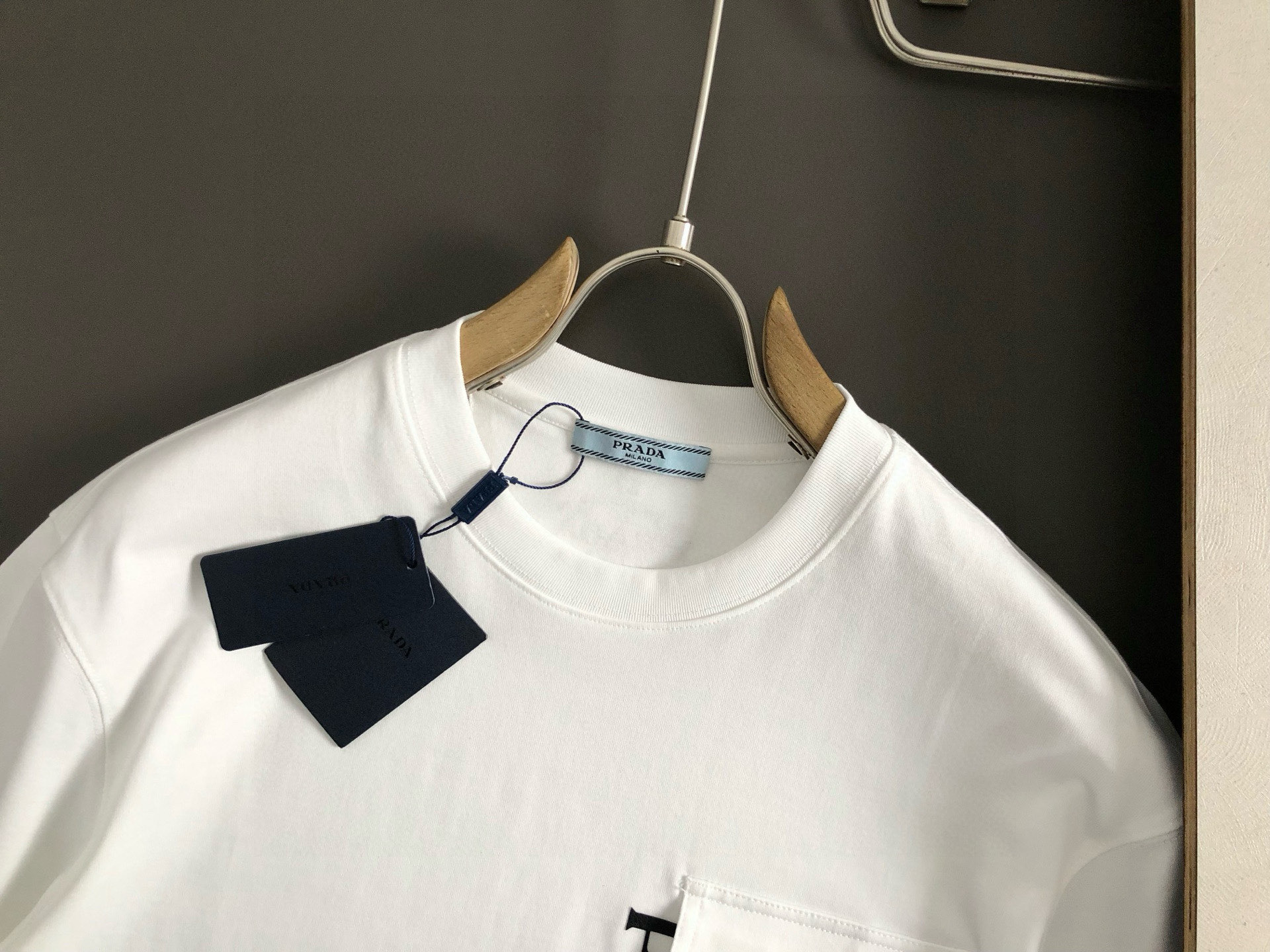 Prad*微宽版型M-XXXL25春夏顶级白色口袋款字母贴皮融合金属三角标重磅经典短袖，精致工艺专柜面料