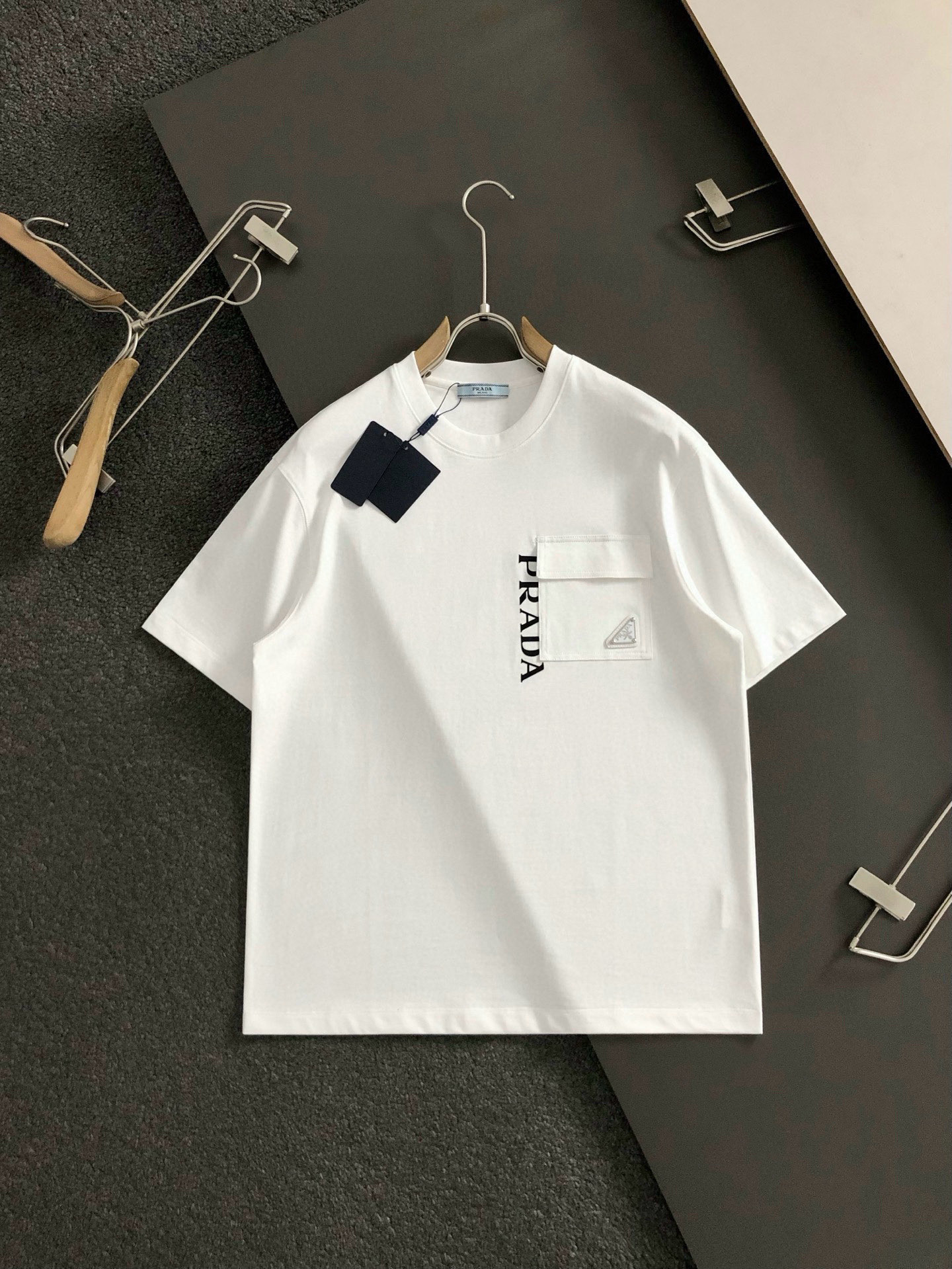 Prad*微宽版型M-XXXL25春夏顶级白色口袋款字母贴皮融合金属三角标重磅经典短袖，精致工艺专柜面料