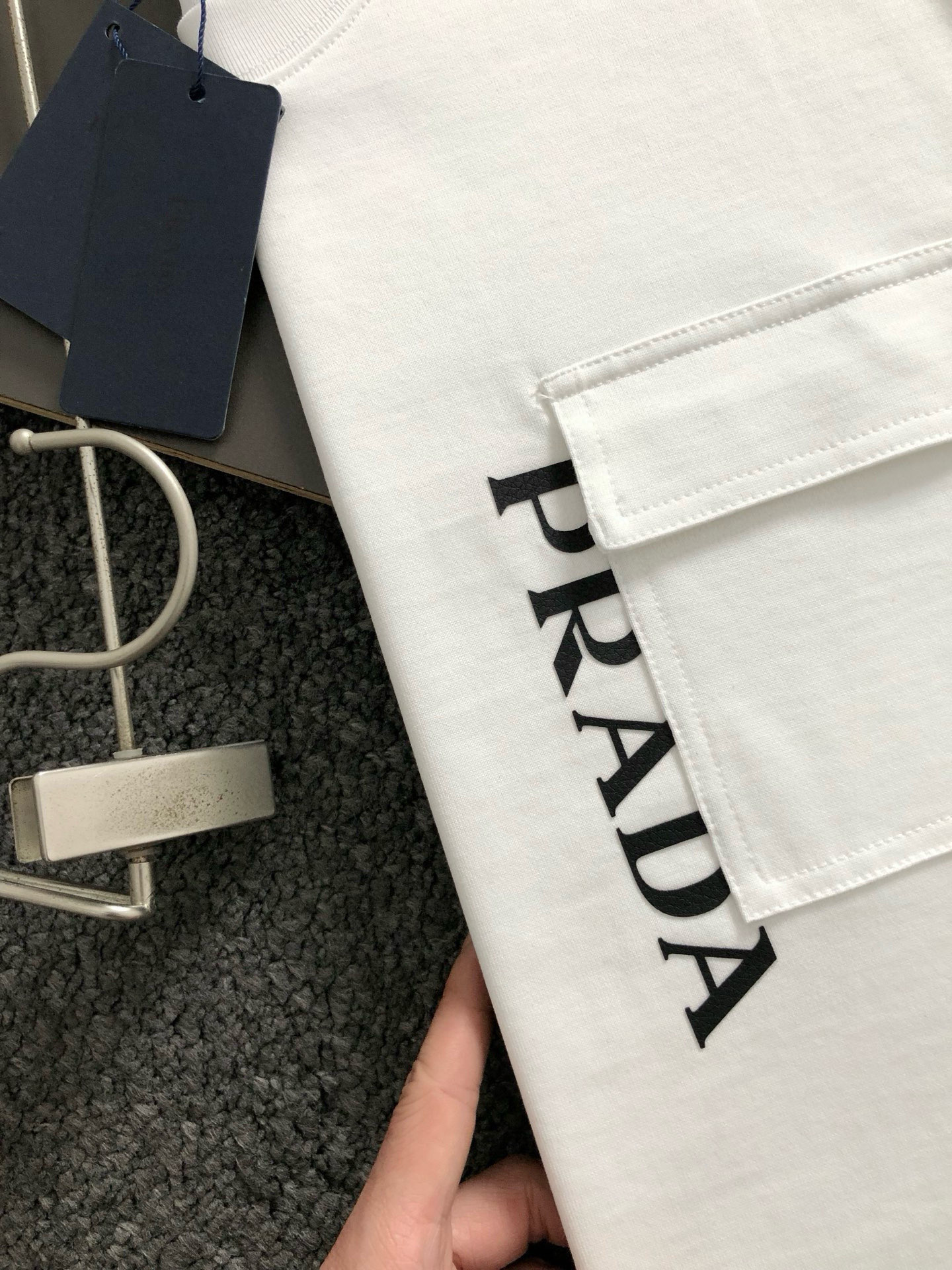 Prad*微宽版型M-XXXL25春夏顶级白色口袋款字母贴皮融合金属三角标重磅经典短袖，精致工艺专柜面料