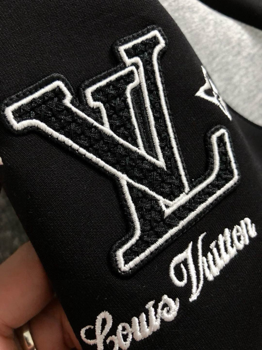 L牌*合身版型M-XXXL2025秋冬云柔太空棉黑灰拼接字母刺绣logo时尚百搭圆领卫衣长袖，精致工艺专