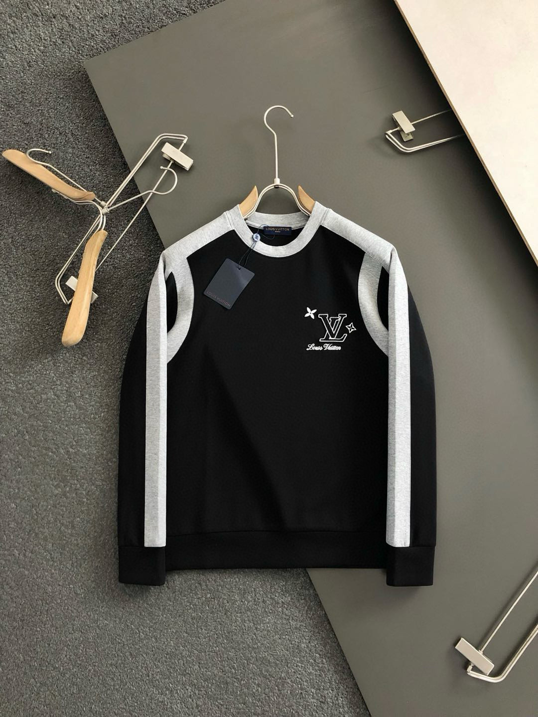 L牌*合身版型M-XXXL2025秋冬云柔太空棉黑灰拼接字母刺绣logo时尚百搭圆领卫衣长袖，精致工艺专