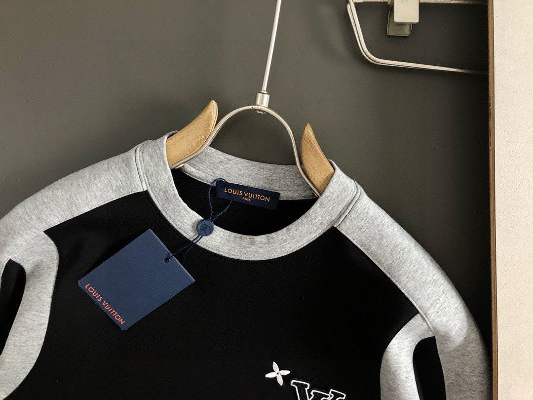 L牌*合身版型M-XXXL2025秋冬云柔太空棉黑灰拼接字母刺绣logo时尚百搭圆领卫衣长袖，精致工艺专