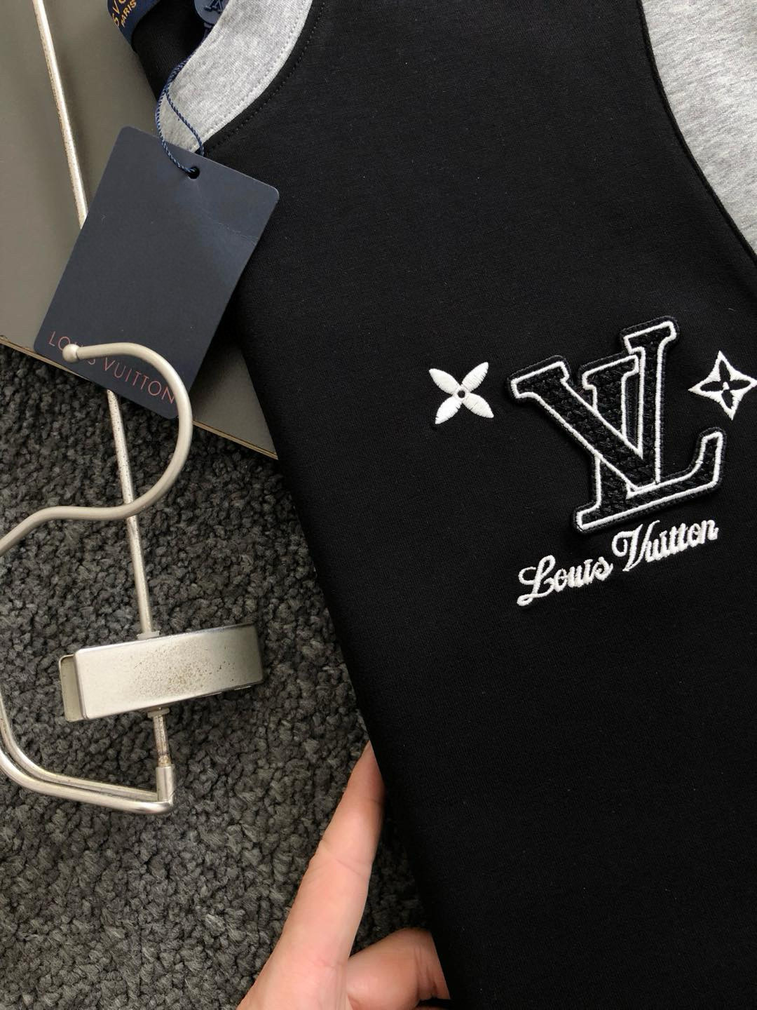 L牌*合身版型M-XXXL2025秋冬云柔太空棉黑灰拼接字母刺绣logo时尚百搭圆领卫衣长袖，精致工艺专