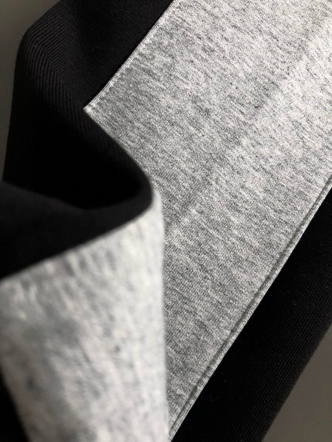 L牌*合身版型M-XXXL2025秋冬云柔太空棉黑灰拼接字母刺绣logo时尚百搭圆领卫衣长袖，精致工艺专