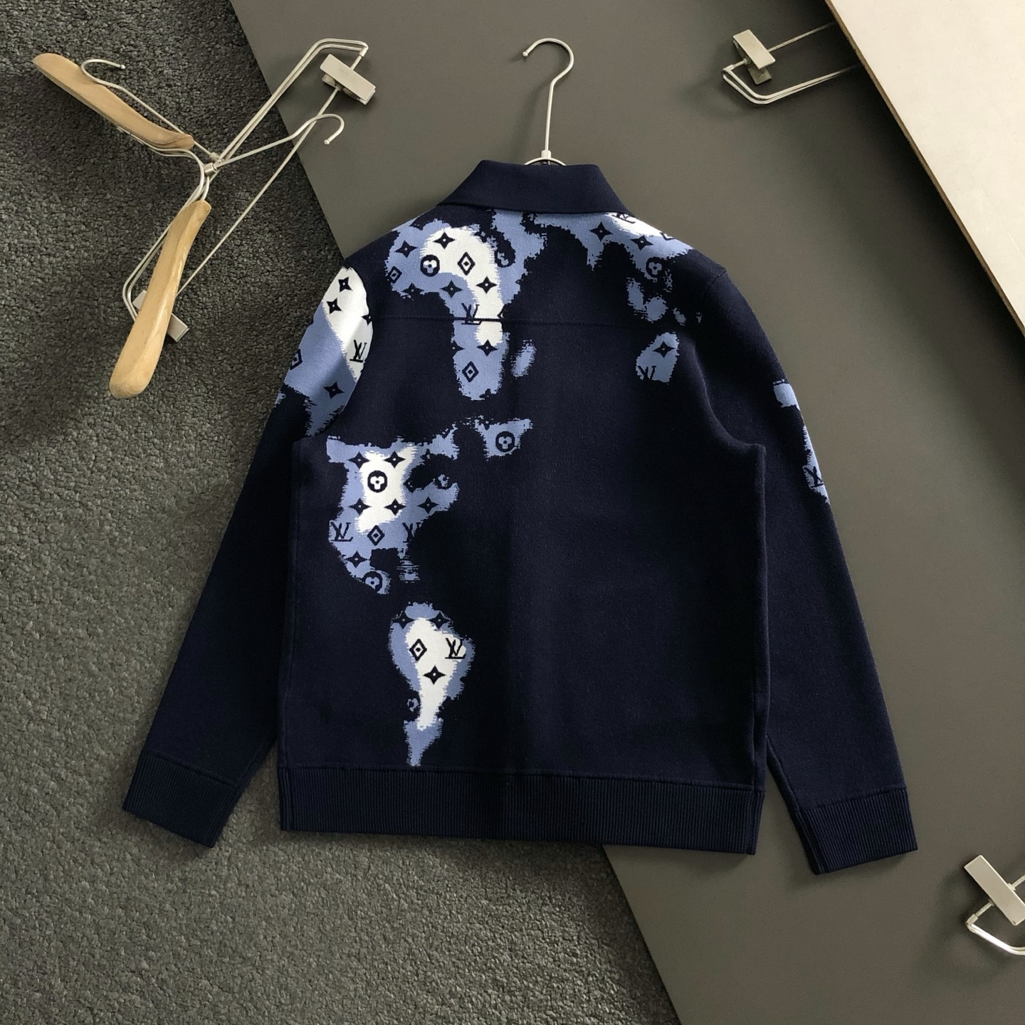 L牌 微宽版型 M-xxxl25新款潮牌迷彩提花针织羊毛夹克，专柜五金融合羊毛开衫外套，顶级工艺打造，休