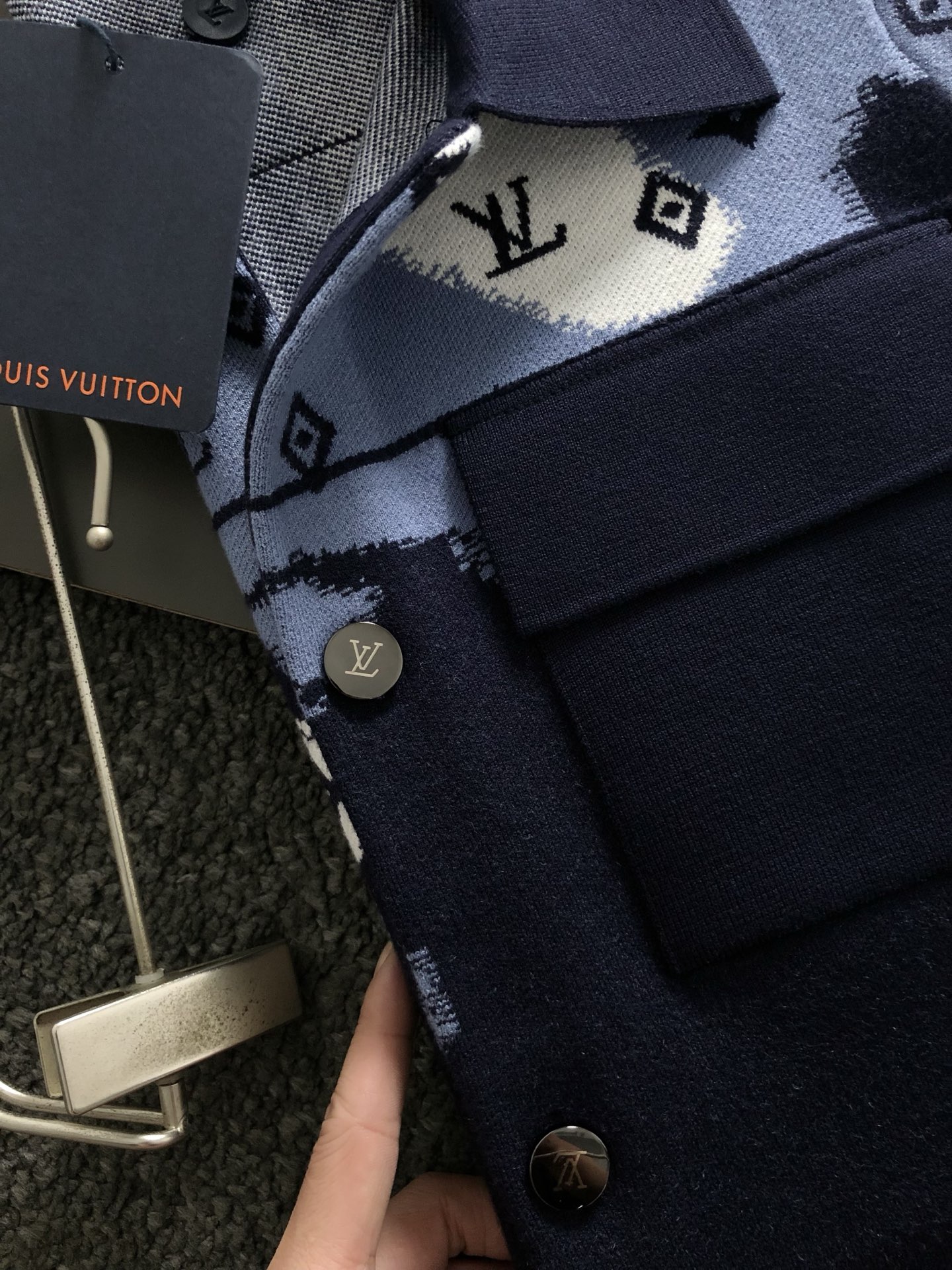 L牌 微宽版型 M-xxxl25新款潮牌迷彩提花针织羊毛夹克，专柜五金融合羊毛开衫外套，顶级工艺打造，休