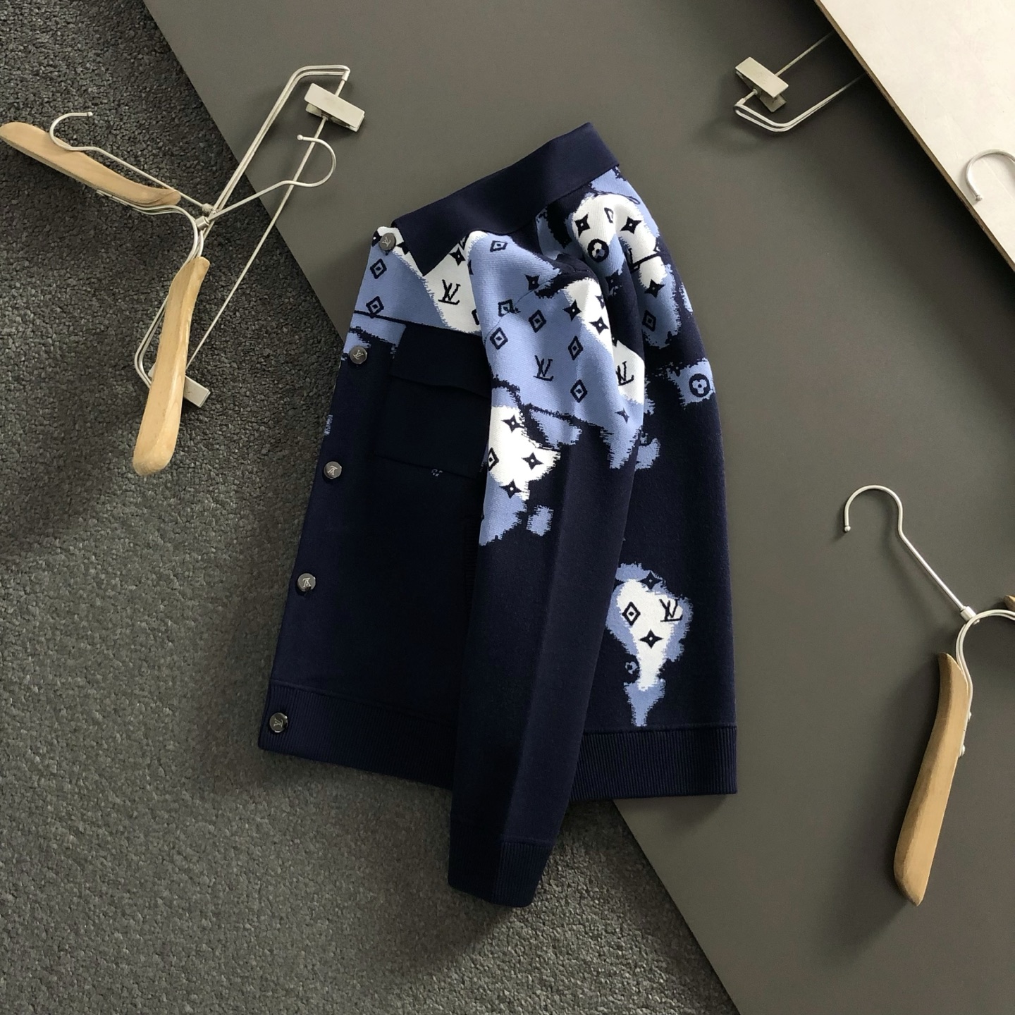 L牌 微宽版型 M-xxxl25新款潮牌迷彩提花针织羊毛夹克，专柜五金融合羊毛开衫外套，顶级工艺打造，休