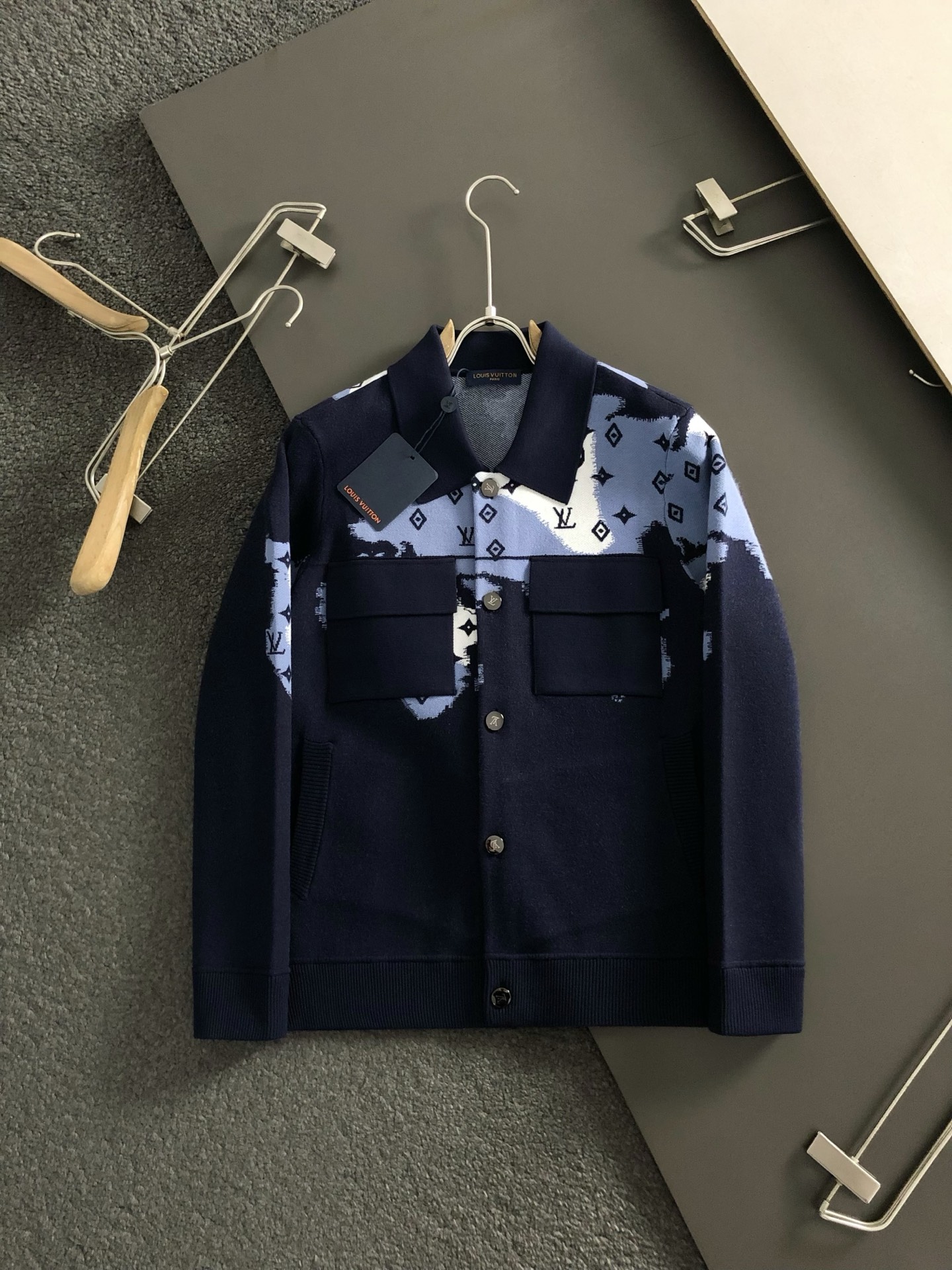 L牌 微宽版型 M-xxxl25新款潮牌迷彩提花针织羊毛夹克，专柜五金融合羊毛开衫外套，顶级工艺打造，休