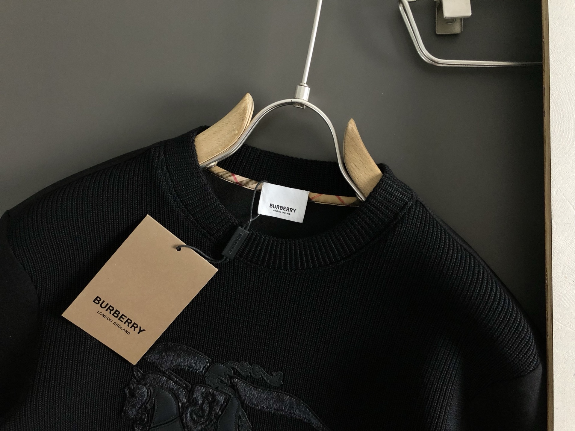 BBR*合身版型M-XXXL2025秋冬云柔系列针织面料拼接贴皮马毛融合内里拉绒时尚百搭圆领卫衣长袖，精