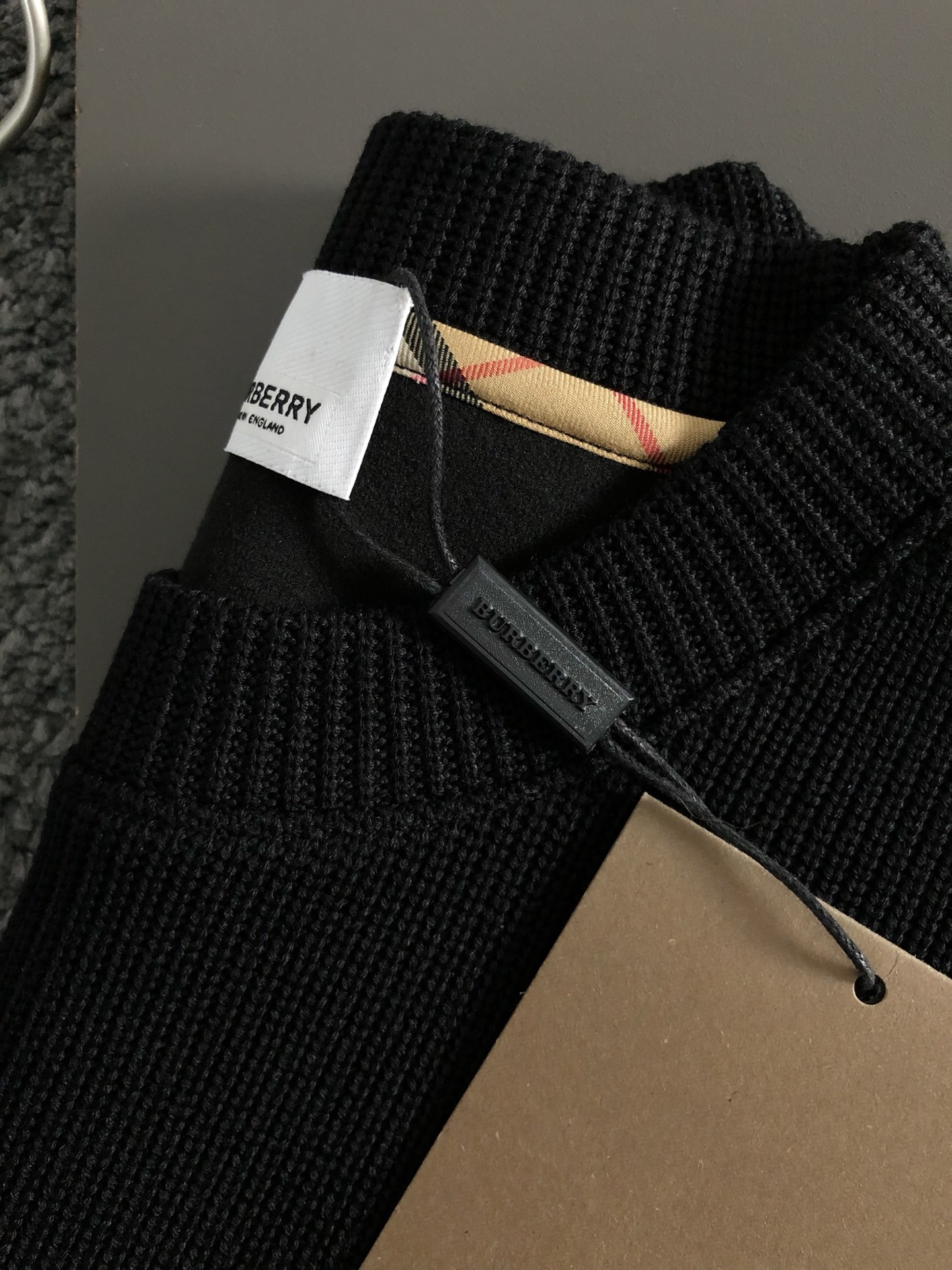 BBR*合身版型M-XXXL2025秋冬云柔系列针织面料拼接贴皮马毛融合内里拉绒时尚百搭圆领卫衣长袖，精