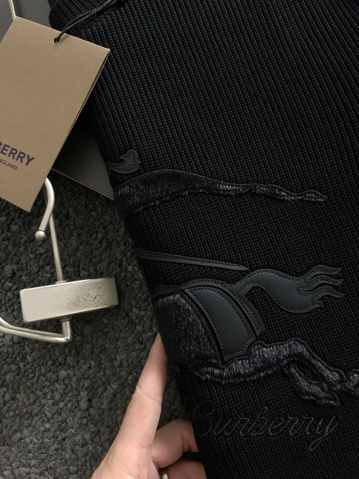 BBR*合身版型M-XXXL2025秋冬云柔系列针织面料拼接贴皮马毛融合内里拉绒时尚百搭圆领卫衣长袖，精