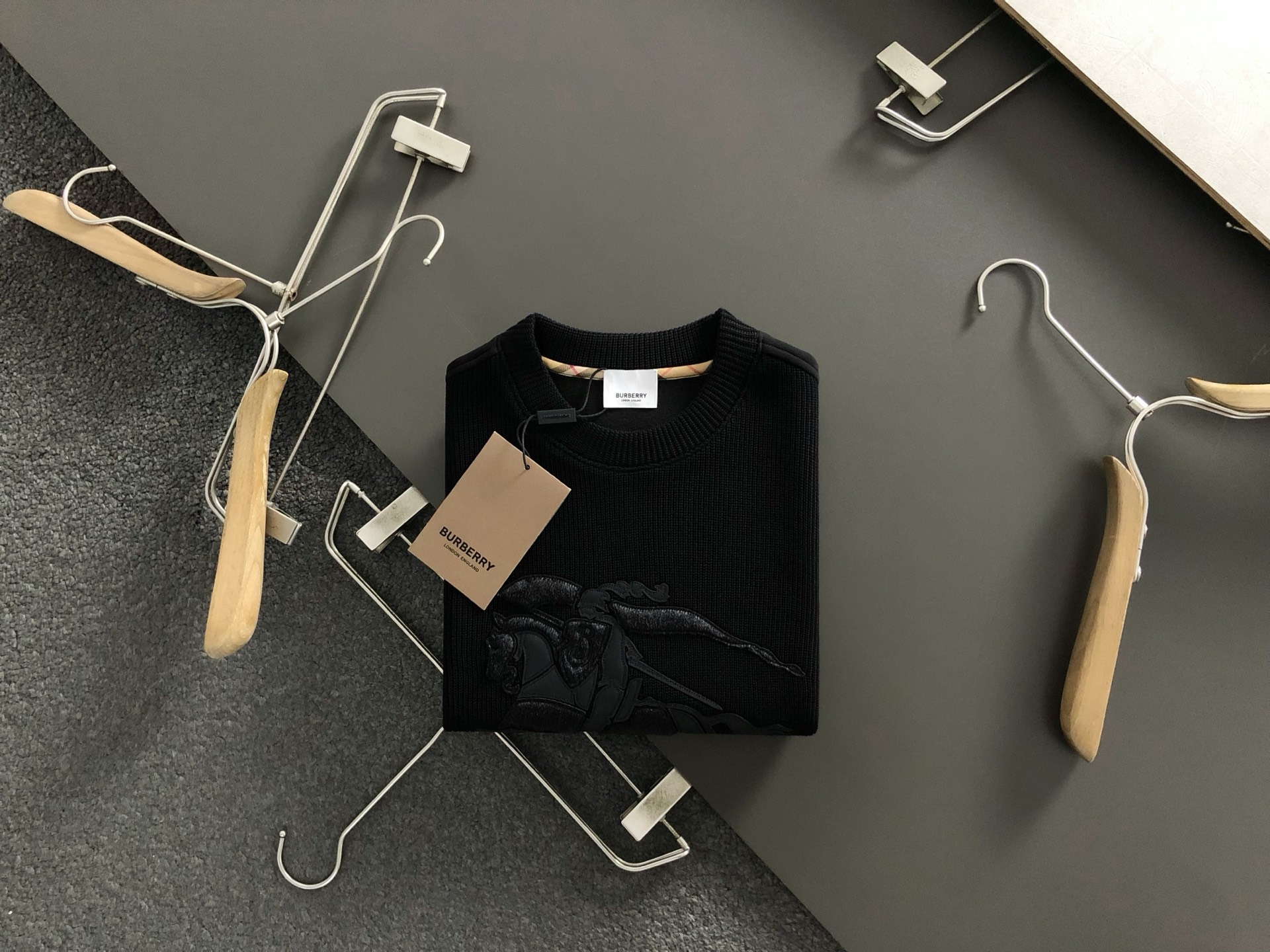 BBR*合身版型M-XXXL2025秋冬云柔系列针织面料拼接贴皮马毛融合内里拉绒时尚百搭圆领卫衣长袖，精