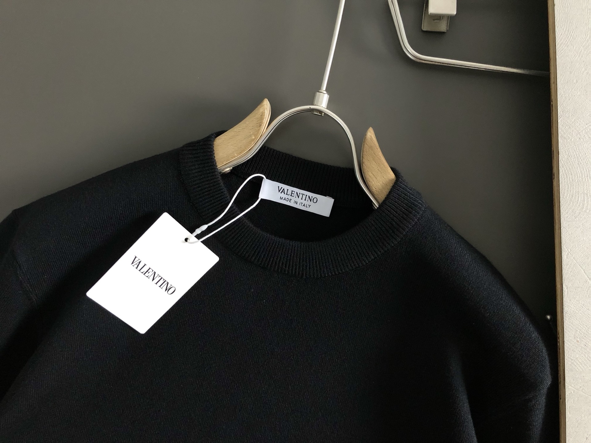 Vitn*合身版型M-XXXL2025秋冬新款三杠提花织带融合圆领针织衫，精致工艺专柜面料，顶级元素融合