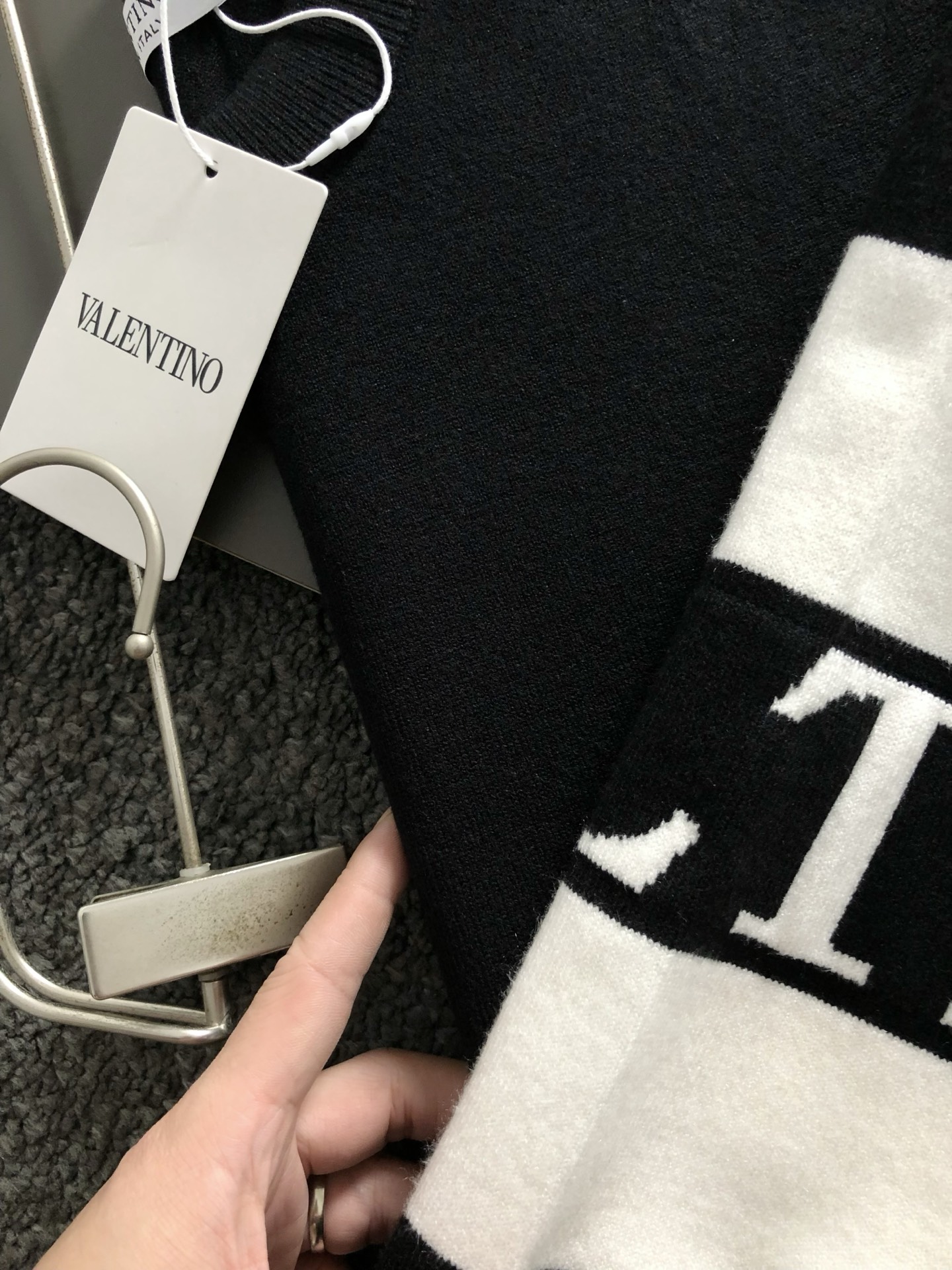 Vitn*合身版型M-XXXL2025秋冬新款三杠提花织带融合圆领针织衫，精致工艺专柜面料，顶级元素融合