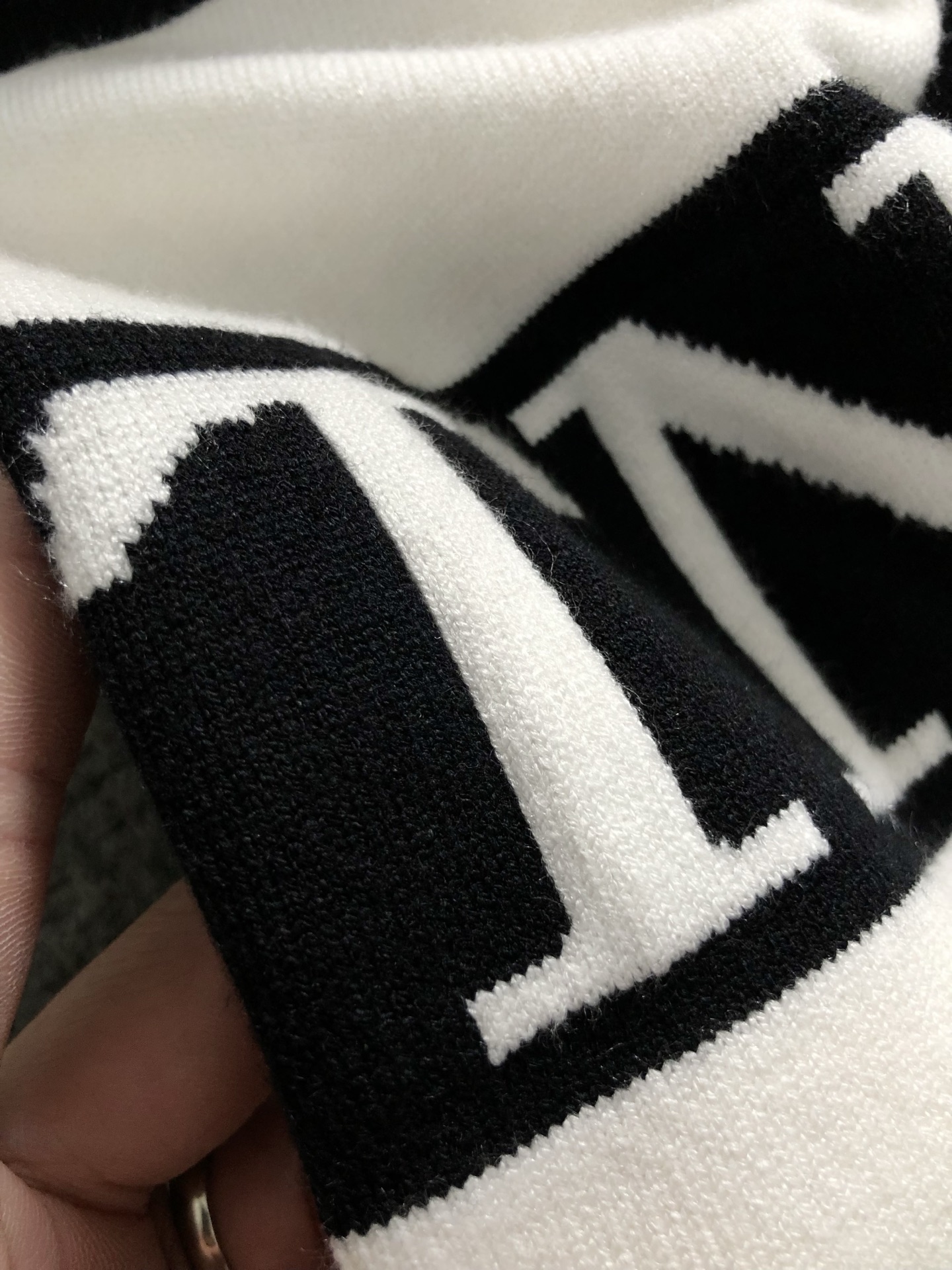 Vitn*合身版型M-XXXL2025秋冬新款三杠提花织带融合圆领针织衫，精致工艺专柜面料，顶级元素融合