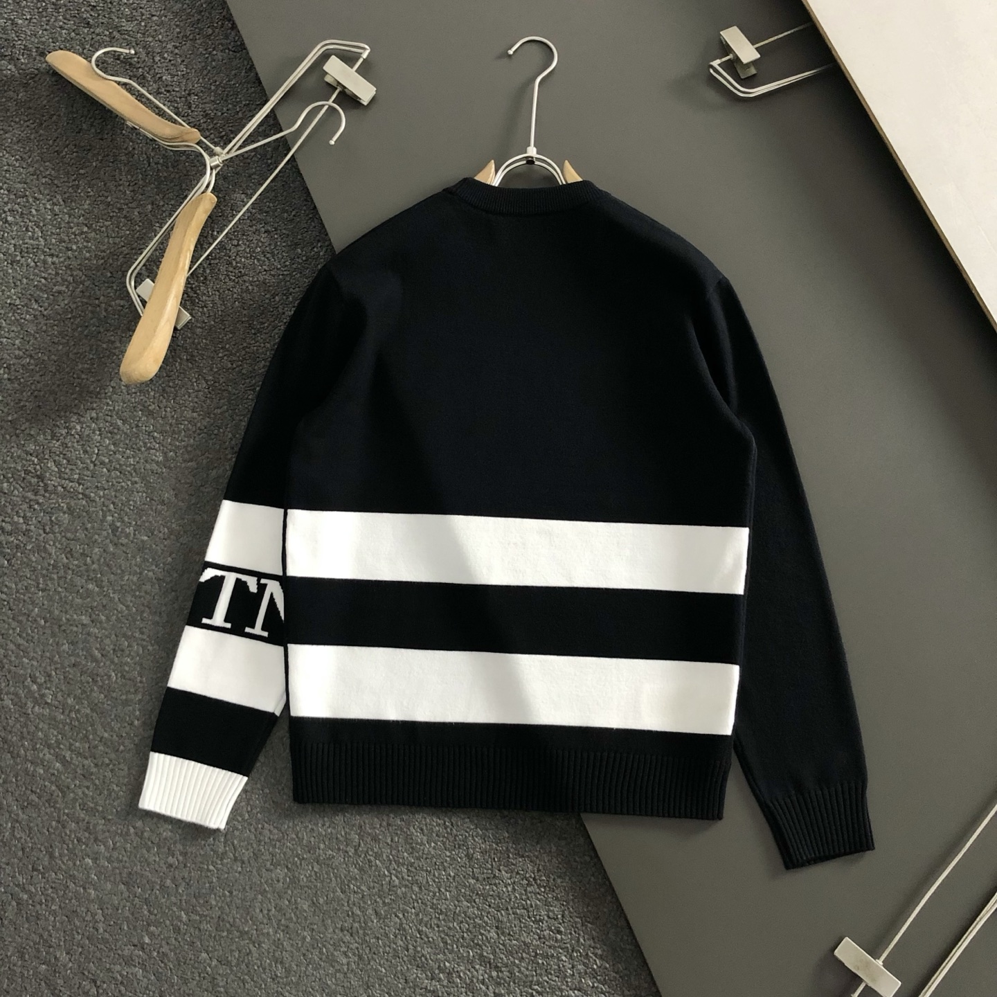 Vitn*合身版型M-XXXL2025秋冬新款三杠提花织带融合圆领针织衫，精致工艺专柜面料，顶级元素融合