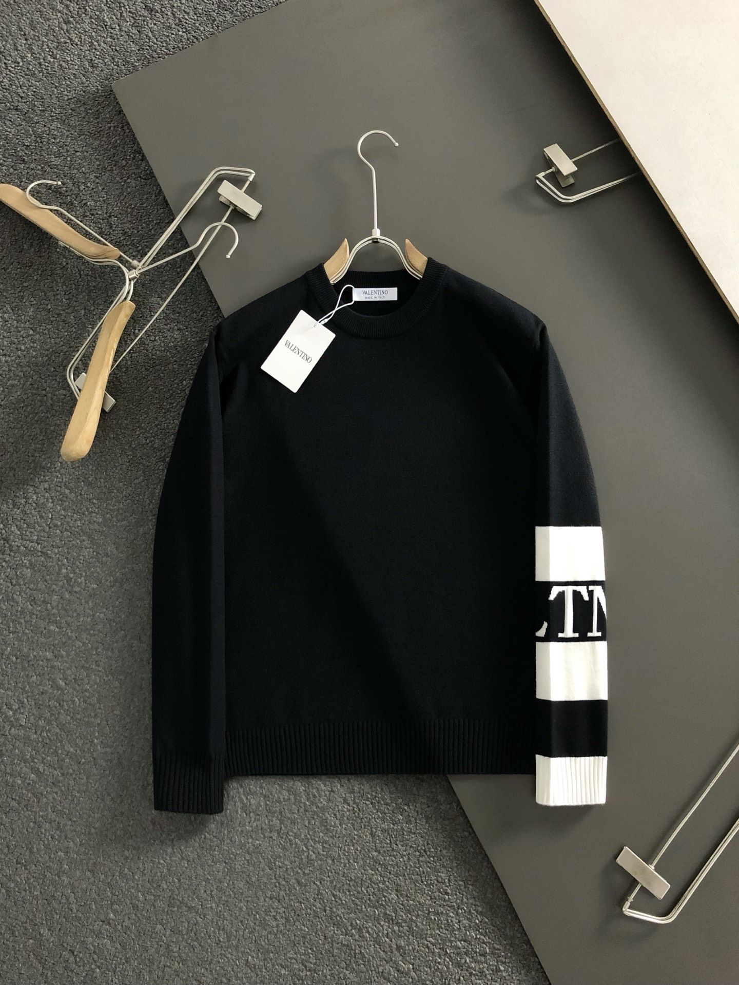 Vitn*合身版型M-XXXL2025秋冬新款三杠提花织带融合圆领针织衫，精致工艺专柜面料，顶级元素融合