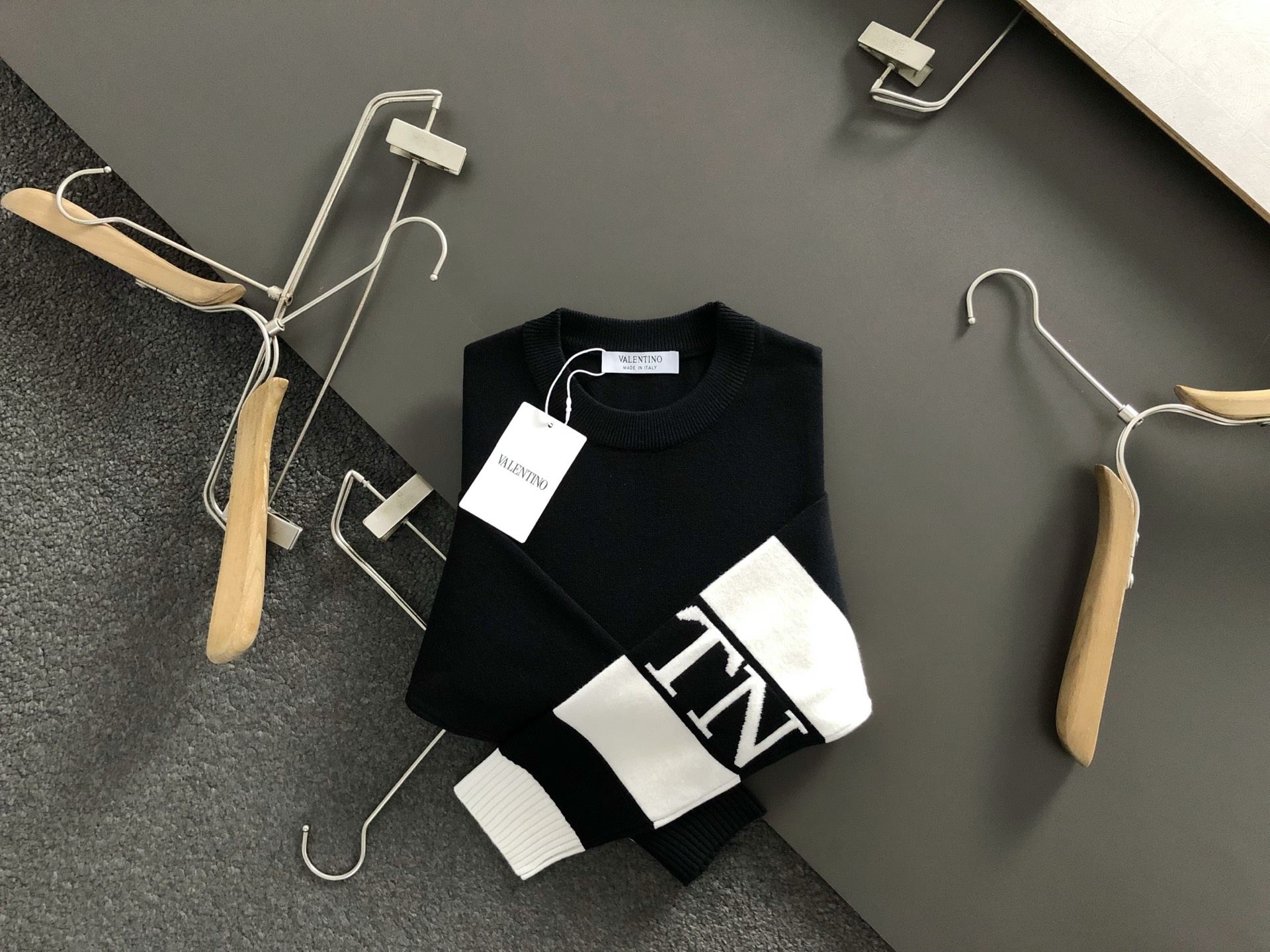 Vitn*合身版型M-XXXL2025秋冬新款三杠提花织带融合圆领针织衫，精致工艺专柜面料，顶级元素融合