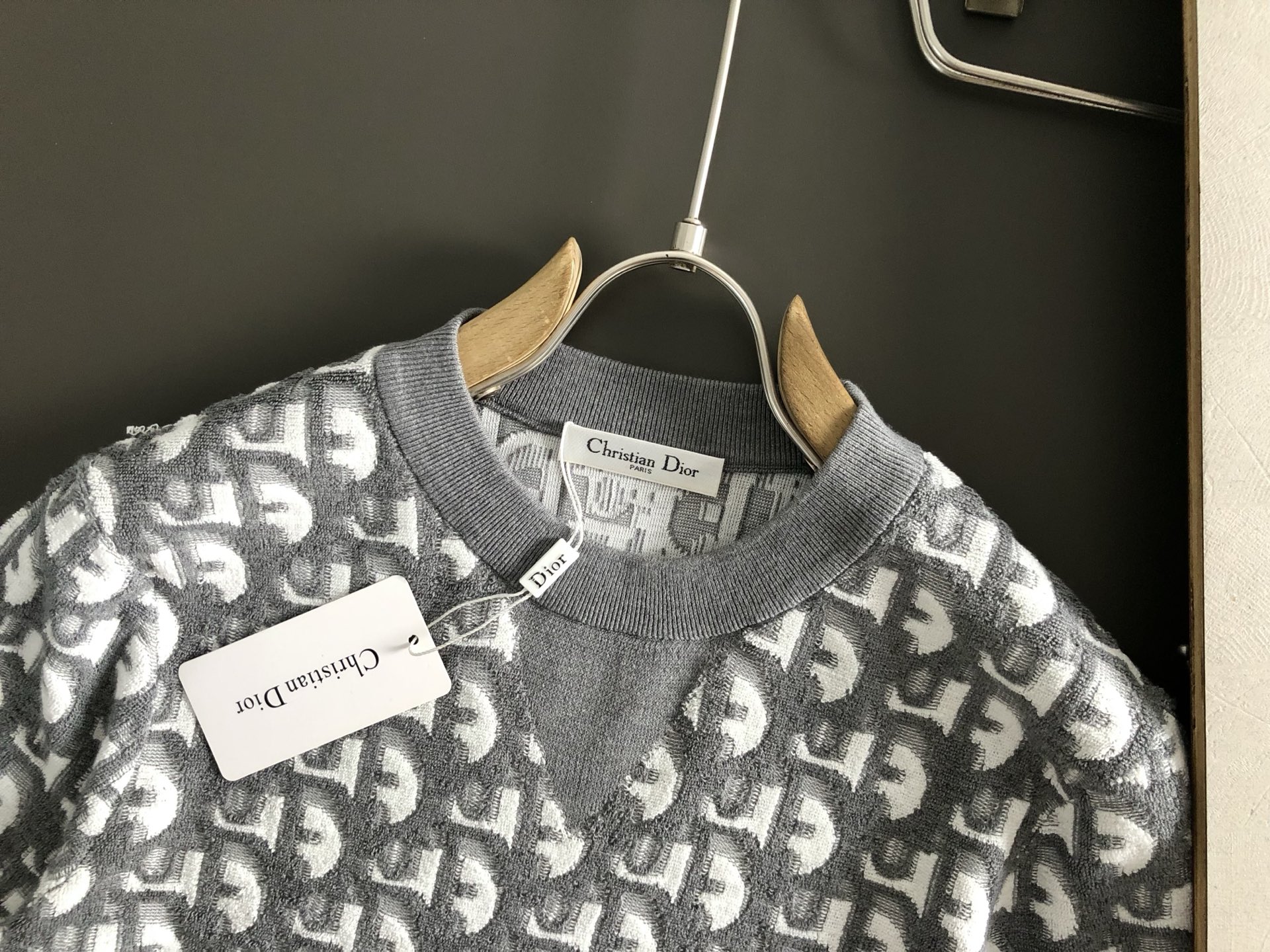 Dir*合身版型M-XXXL2025秋冬立体浮雕满副提花排列款羊毛短袖，精致工艺专柜面料，顶级元素融合打