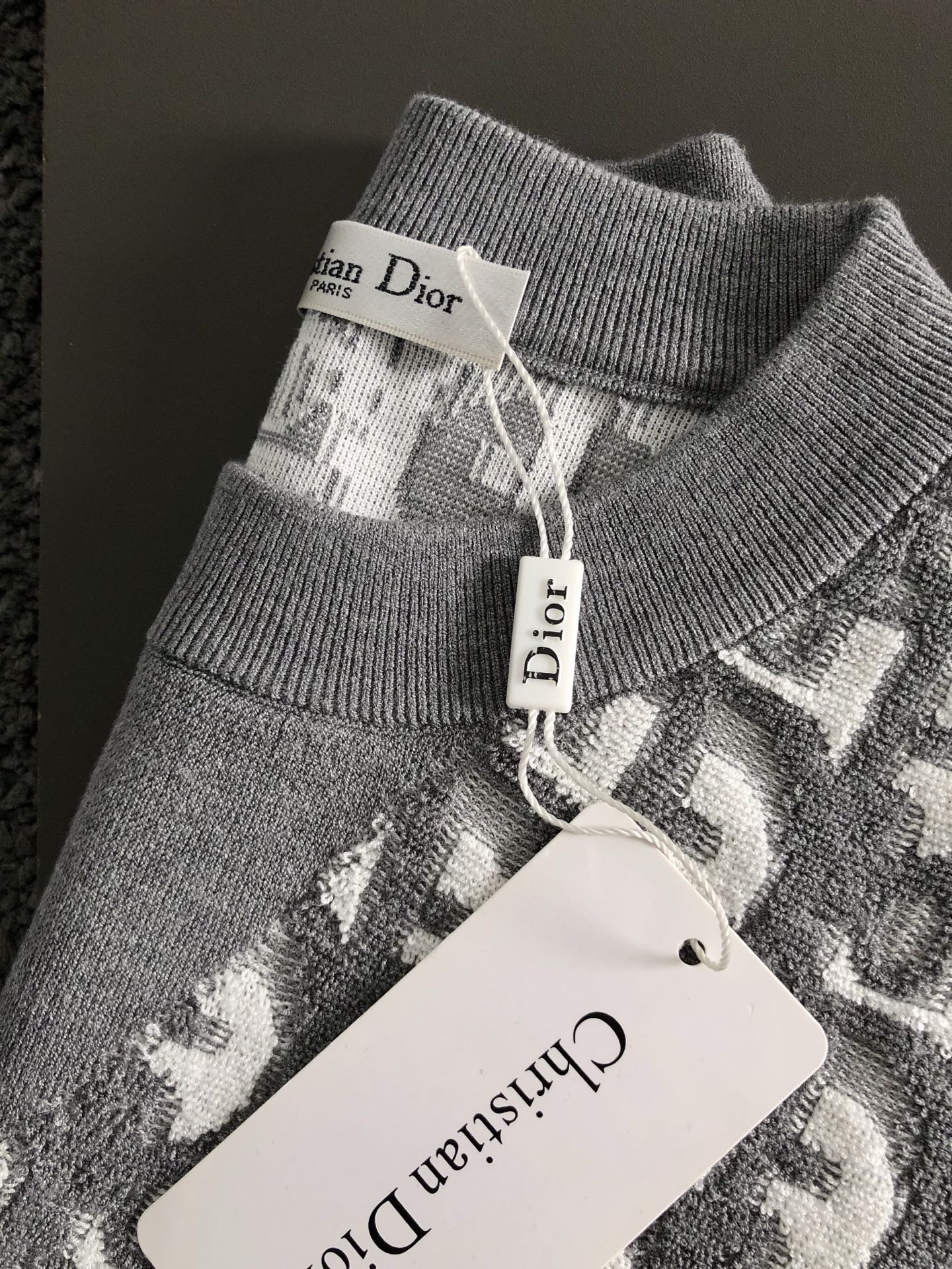 Dir*合身版型M-XXXL2025秋冬立体浮雕满副提花排列款羊毛短袖，精致工艺专柜面料，顶级元素融合打