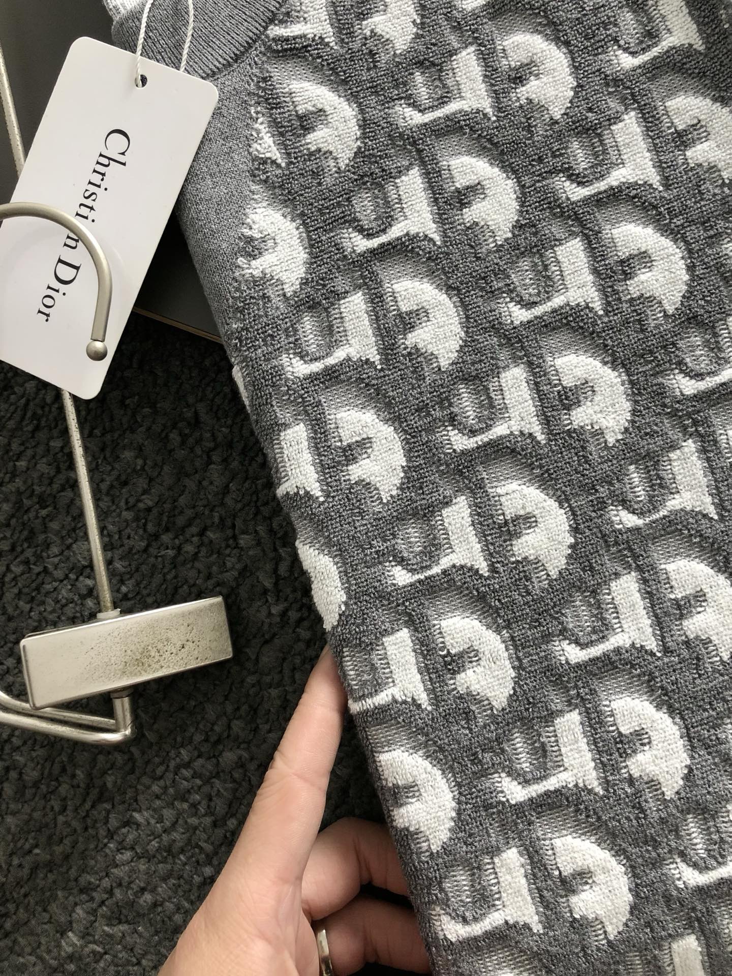 Dir*合身版型M-XXXL2025秋冬立体浮雕满副提花排列款羊毛短袖，精致工艺专柜面料，顶级元素融合打