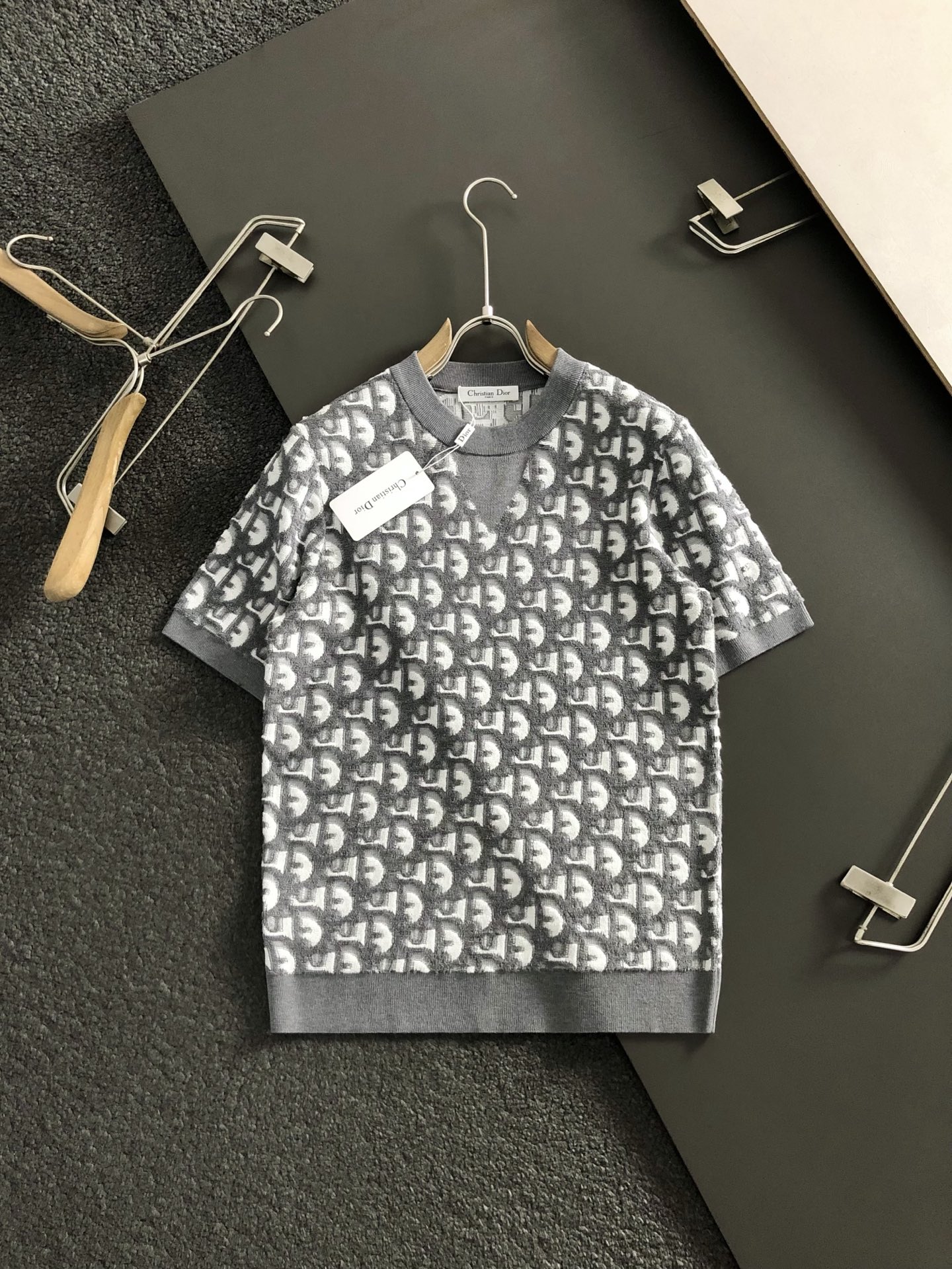 Dir*合身版型M-XXXL2025秋冬立体浮雕满副提花排列款羊毛短袖，精致工艺专柜面料，顶级元素融合打