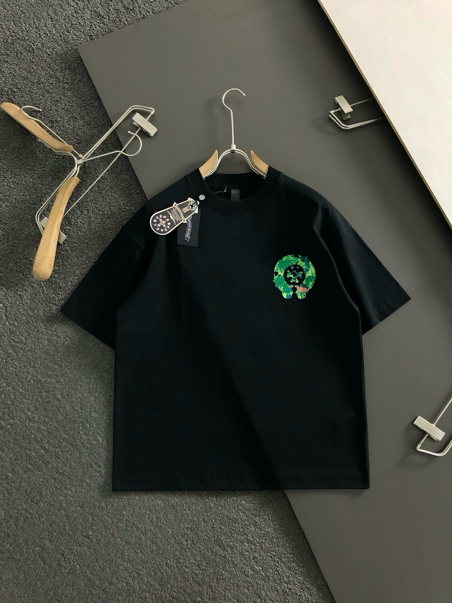 Ch*宽松版型S-Xl25秋冬320克重磅顶森林系重工工艺潮牌短袖，精致工艺专柜面料，顶级元素融合打造，